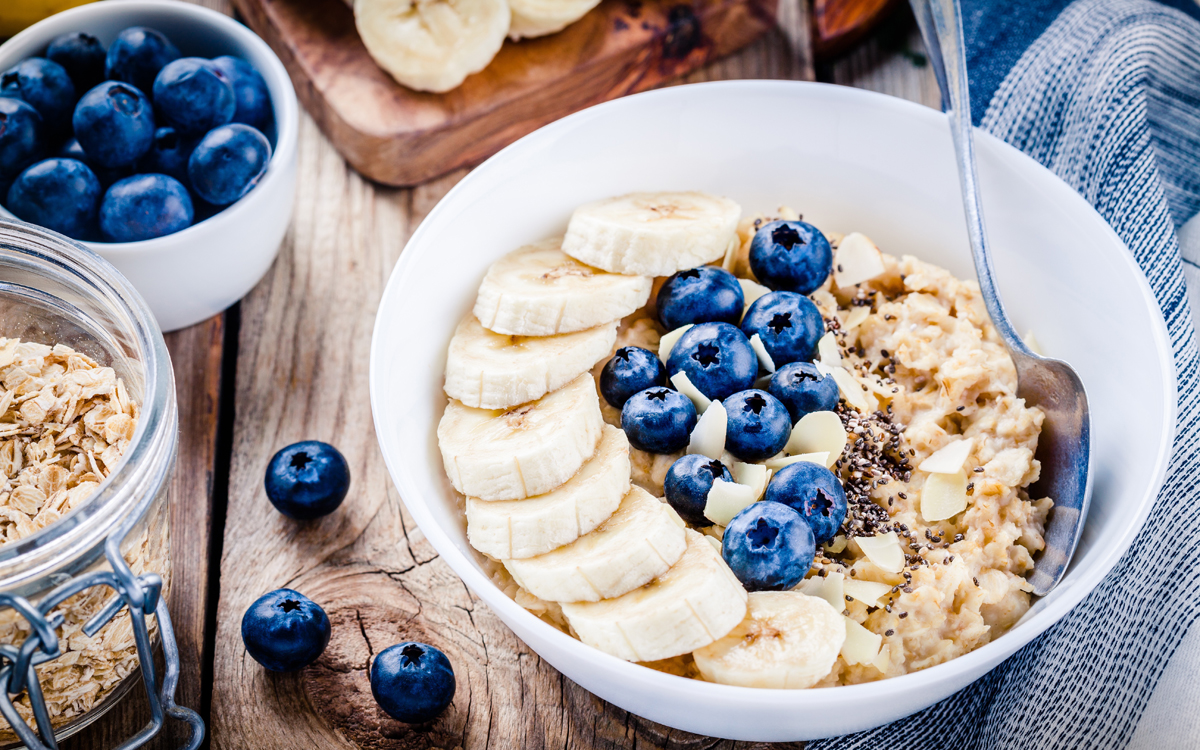 Desayuno saludable de avena, plátano y arándanos