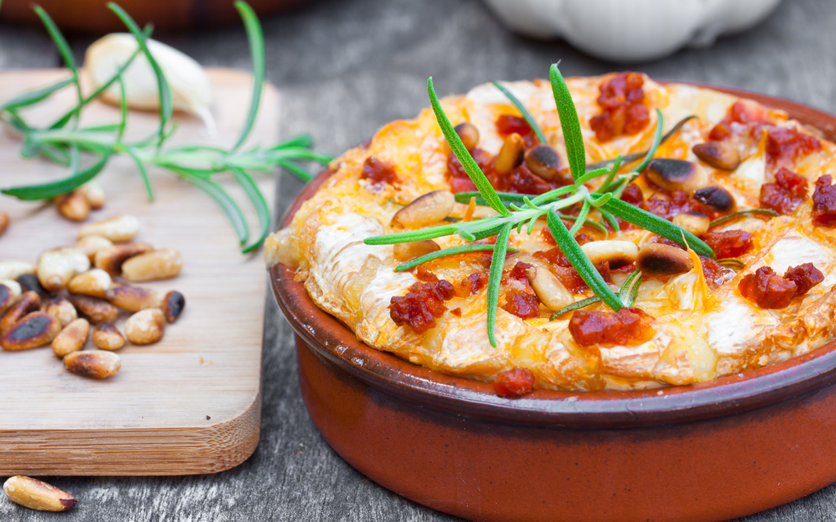 Dip de queso al horno con chorizo y piñones