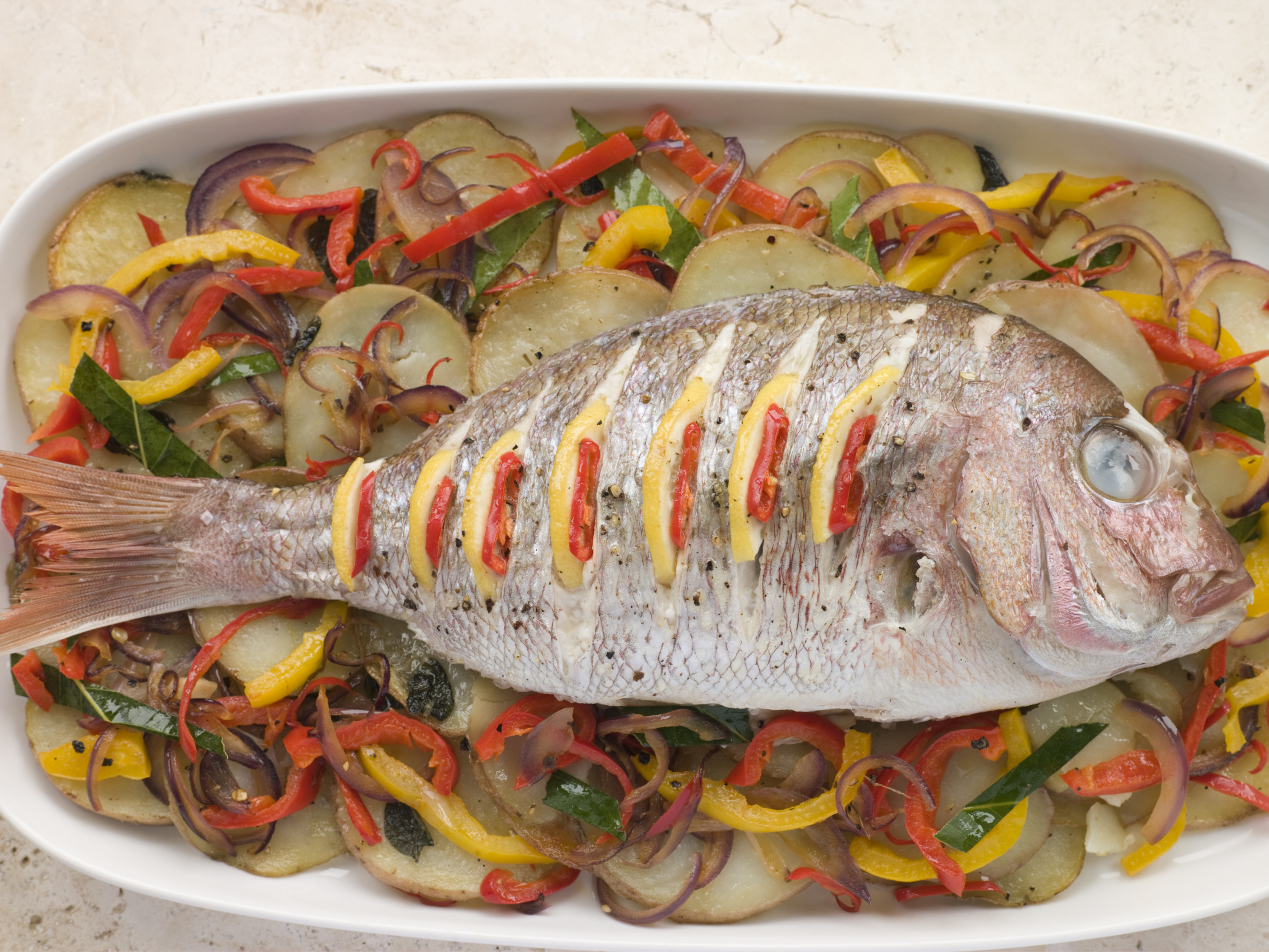 Dorada al horno con verduras