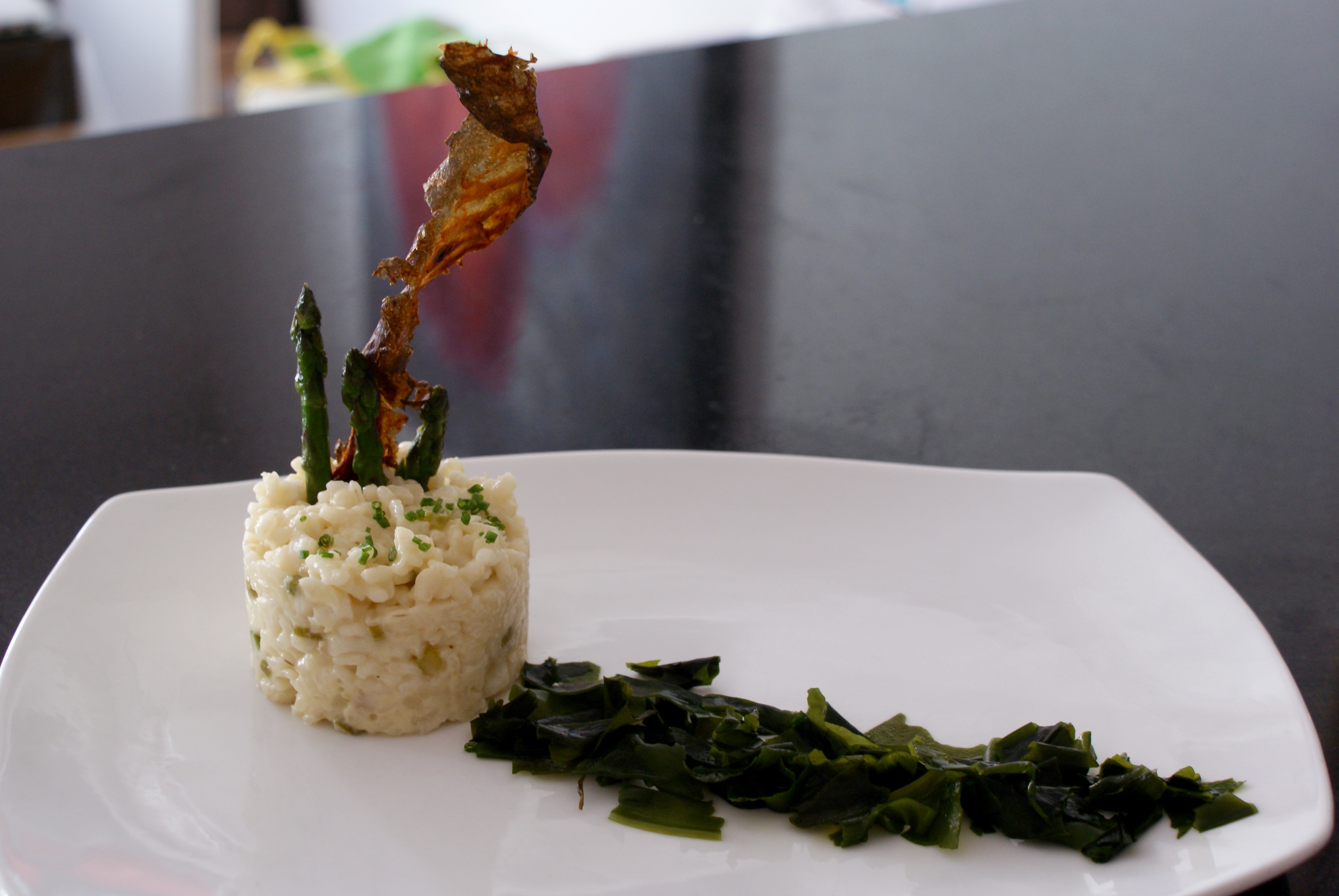 Risotto de trigueros con bacalao, crujiente de su piel con alga wacame