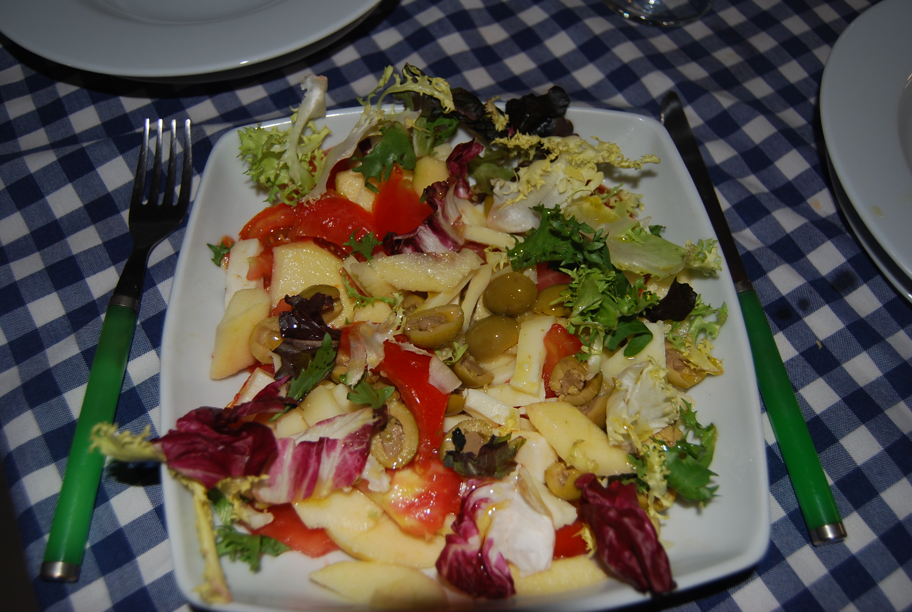 ENSALADA DE QUESO CON TOMATE DE HUERTA