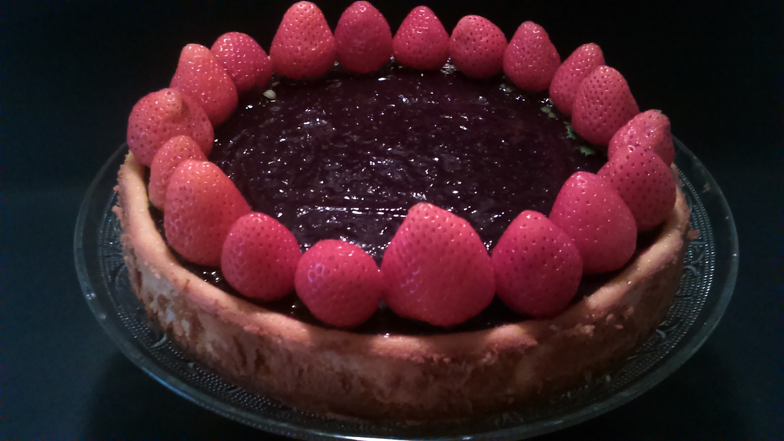 TARTA DE QUESO CON FRESAS Y MERMELADA DE MORAS