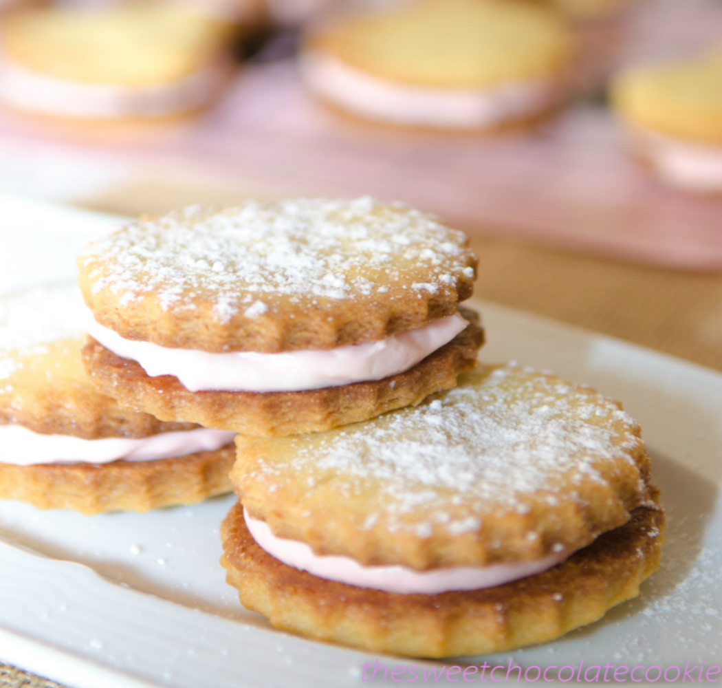 Galletas rellenas de crema de fresa