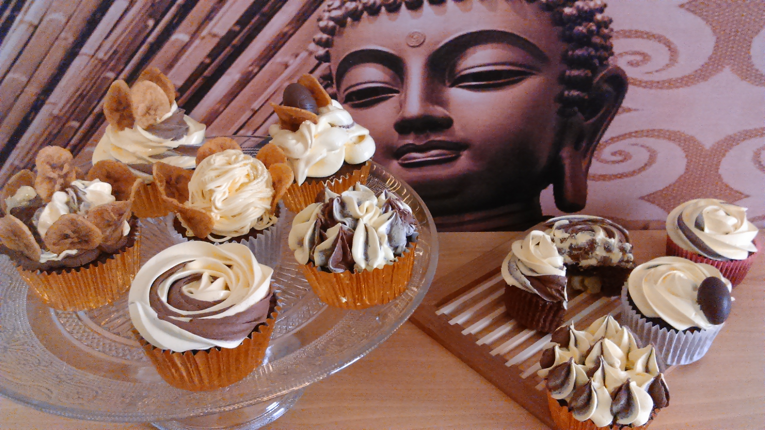 CUPCAKES DE CACAO, CORAZÓN DE PLÁTANO Y MERENGUE  AL CHOCO-PLÁTANO