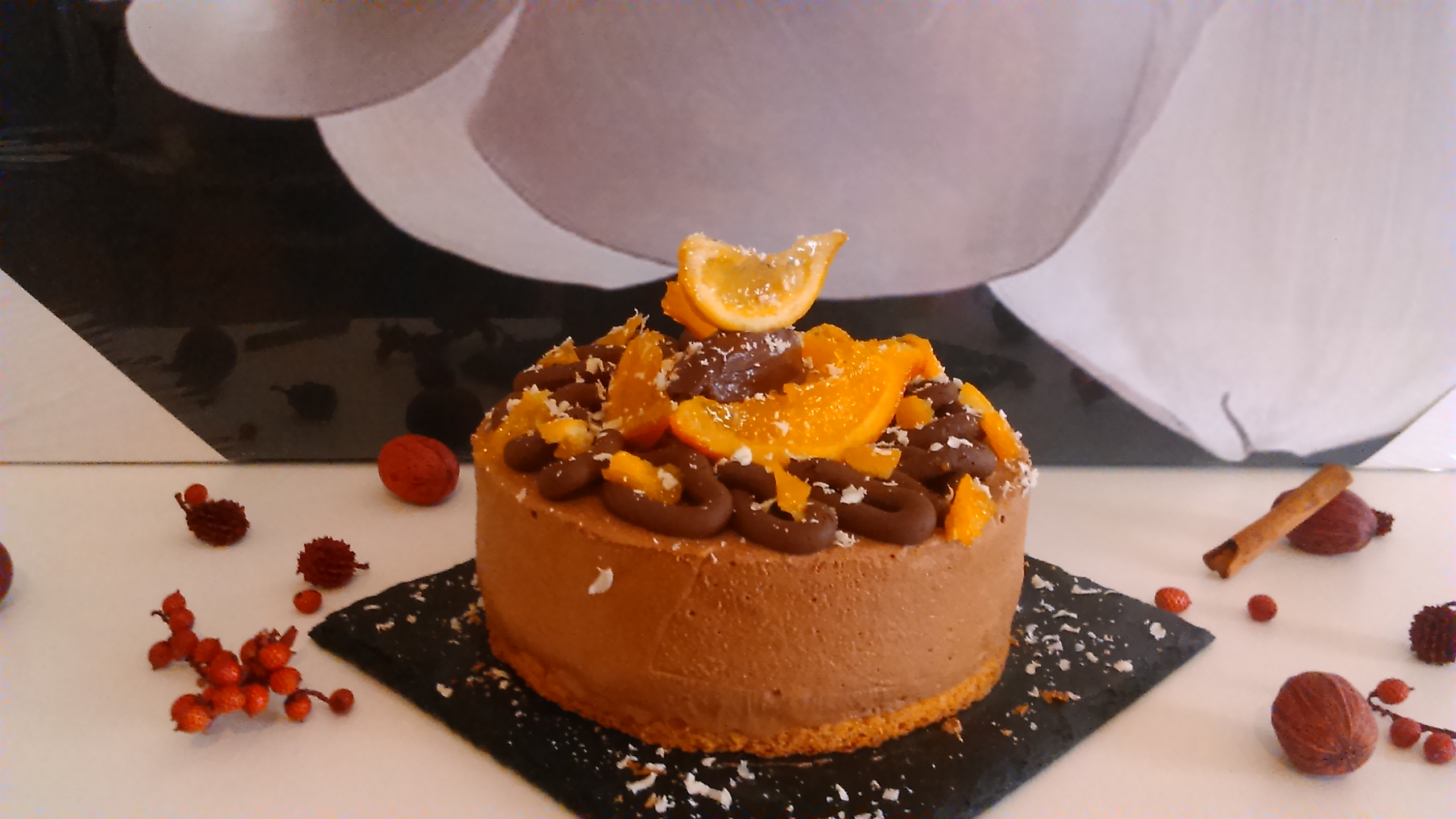 TARTA HELADA DE MOUSSE DE CHOCOLATE AL TOFFEE CON FRUTAS CONFITADAS Y PERA ASADA