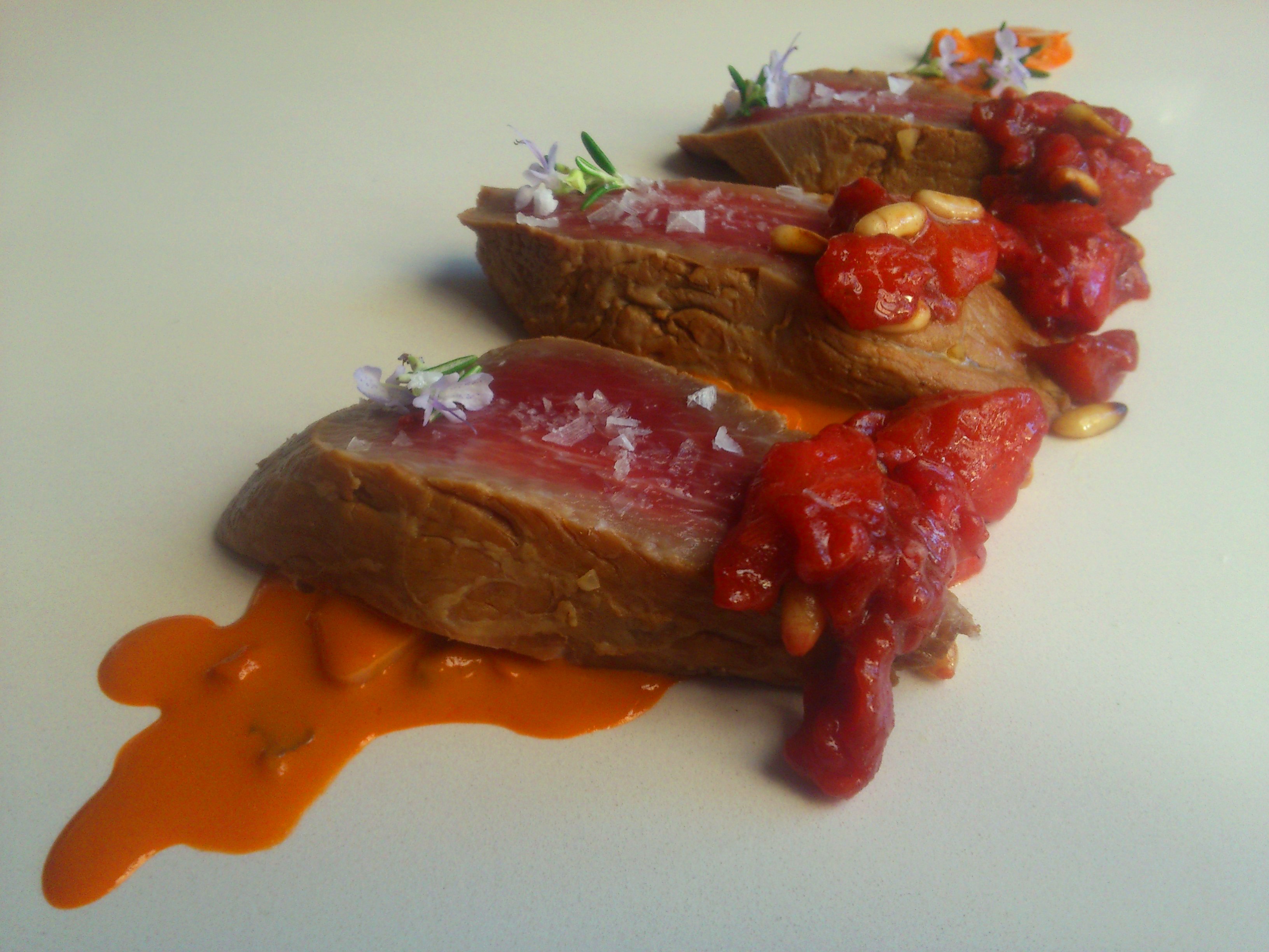 TATAKI DE PRESA IBÉRICA CON VINAGRETA DE FRESAS Y PIÑONES TOSTADOS CULMINADO CON CORAL DE HUEVOS DE CHOCO Y FLOR DE ROMERO