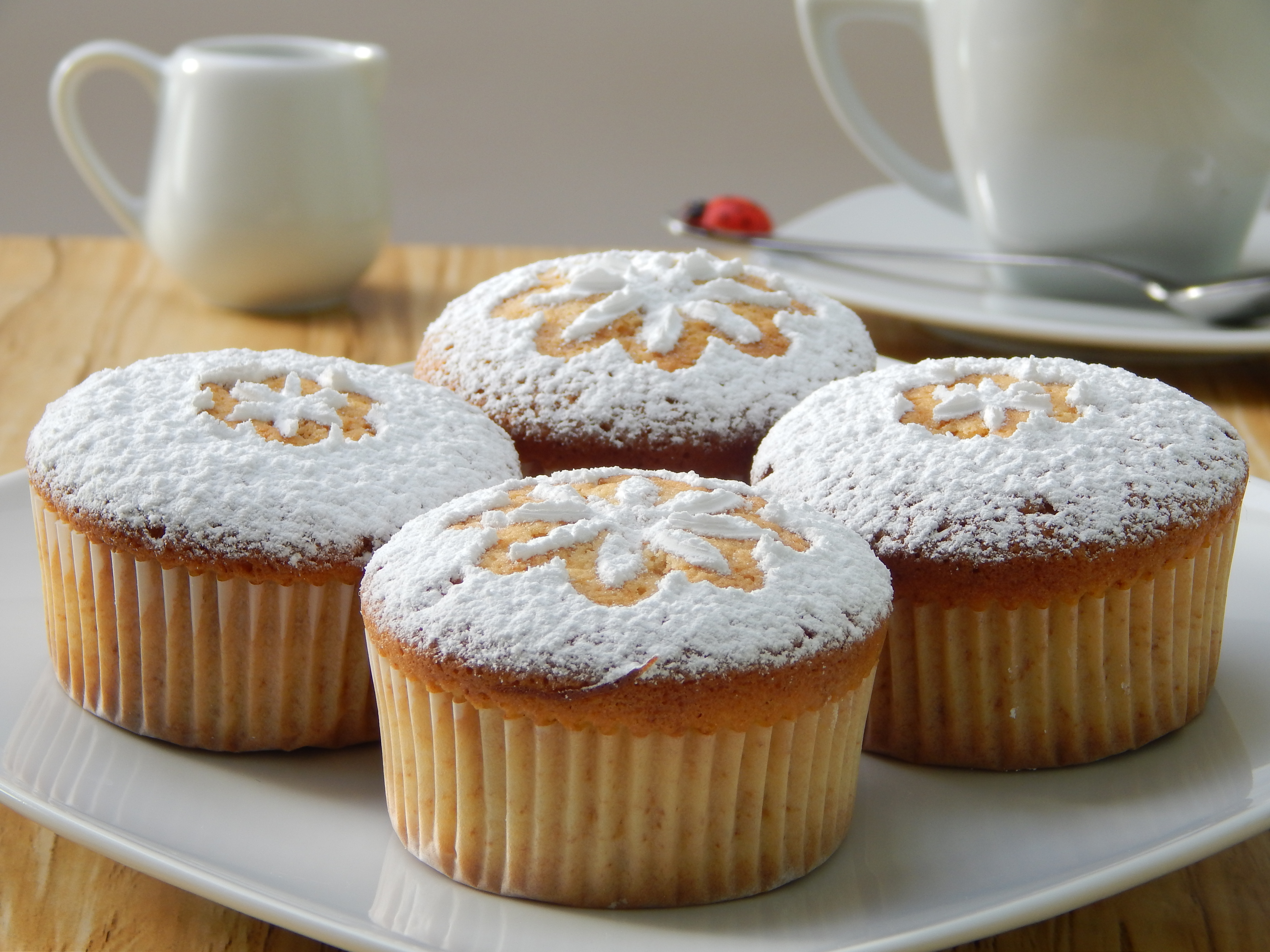 Muffins de chocolate blanco con corazón de frambuesa