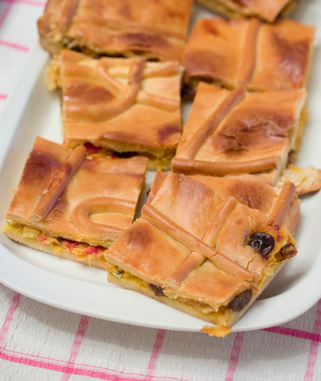 Empanada de bacalao y uvas pasas