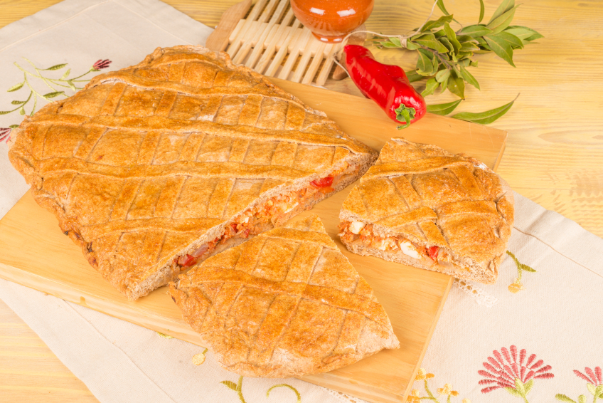 Empanada gallega de atún, pimiento, cebolla y huevo