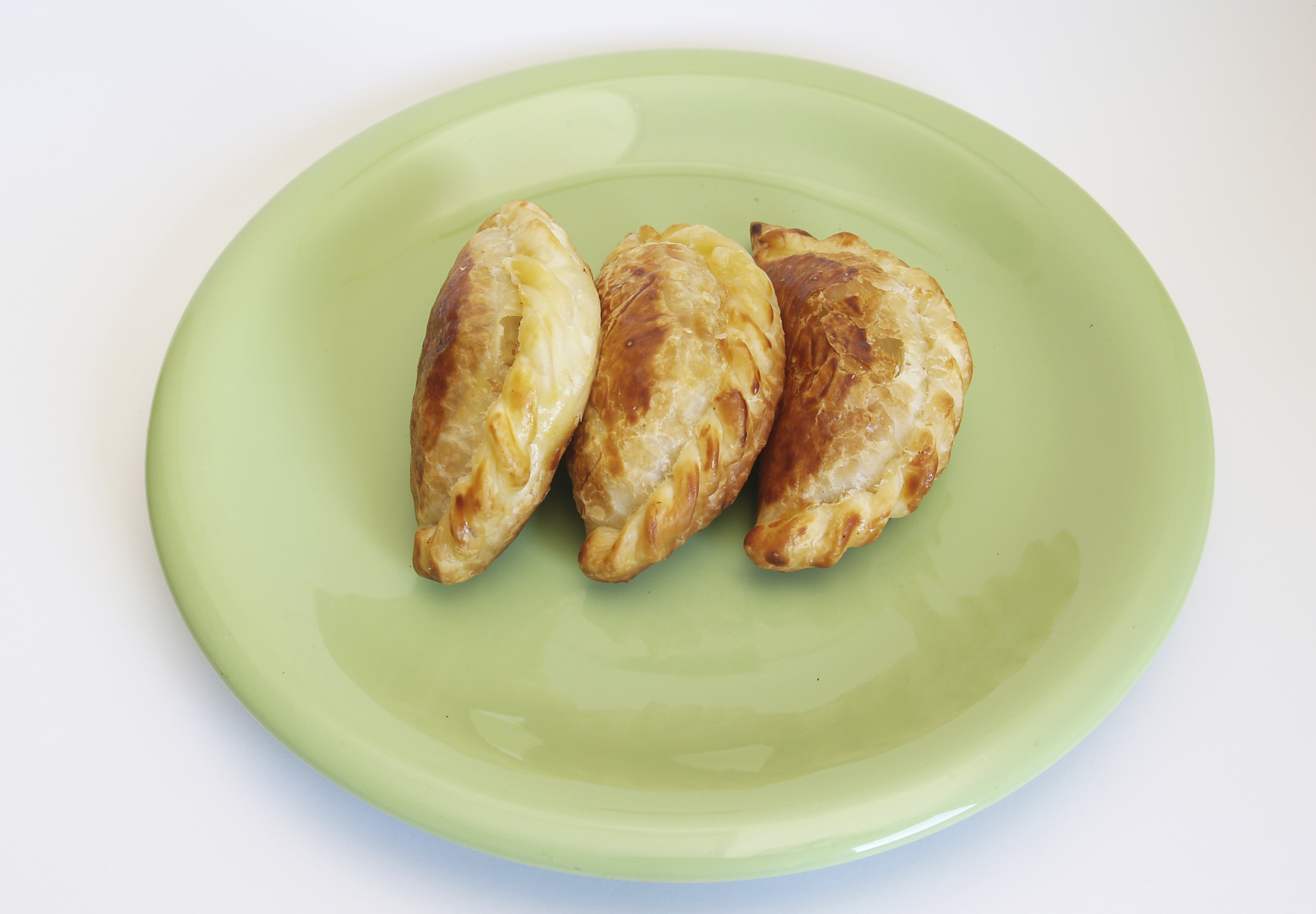 Empanadas de hojaldre con pasas de uva