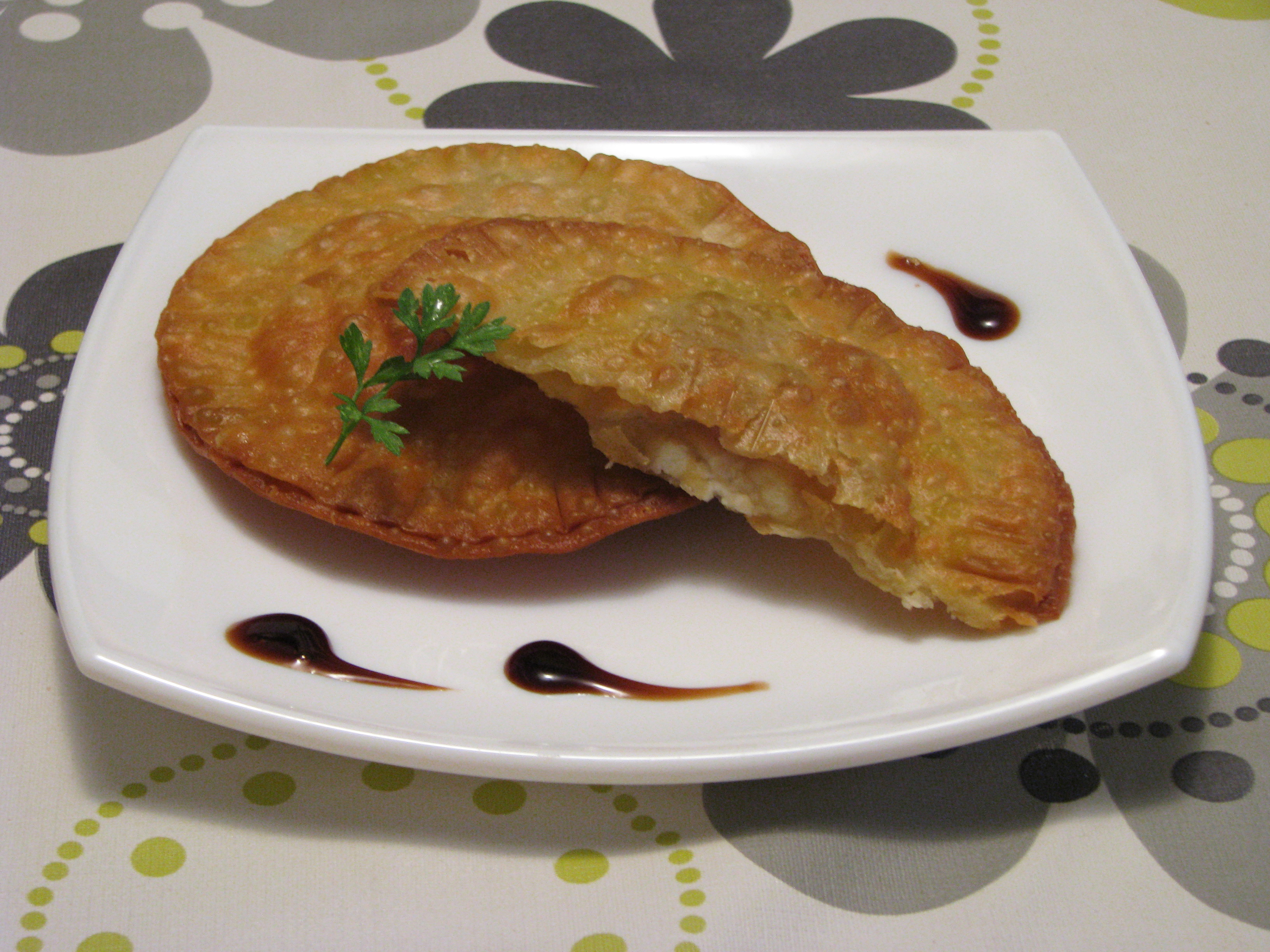 Empanadillas de queso de cabra, nueces y cebolla caramelizada