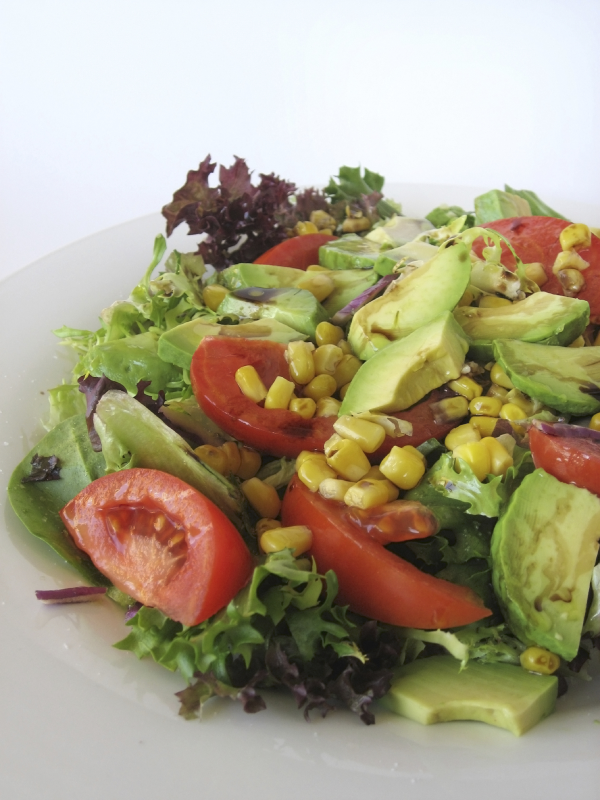 Ensalada con aguacate y maíz