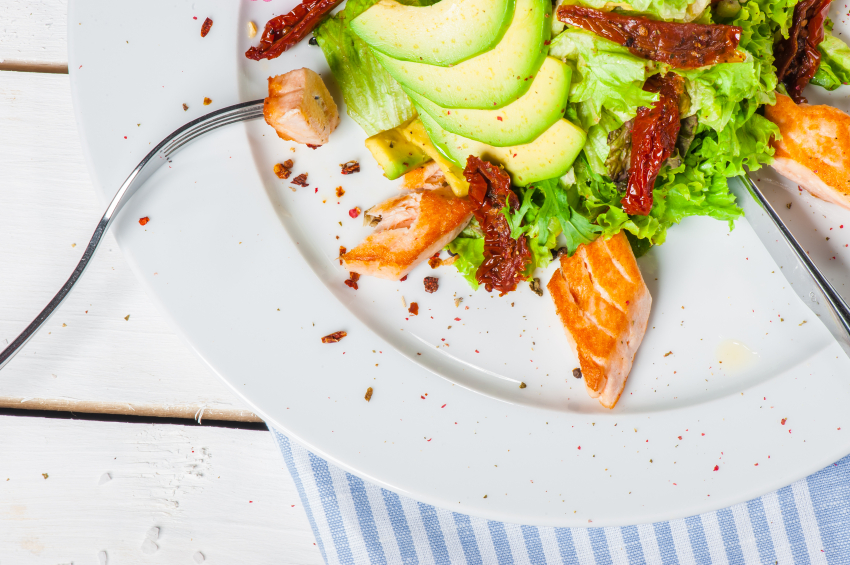 Ensalada de aguacate con salmón y rúcula