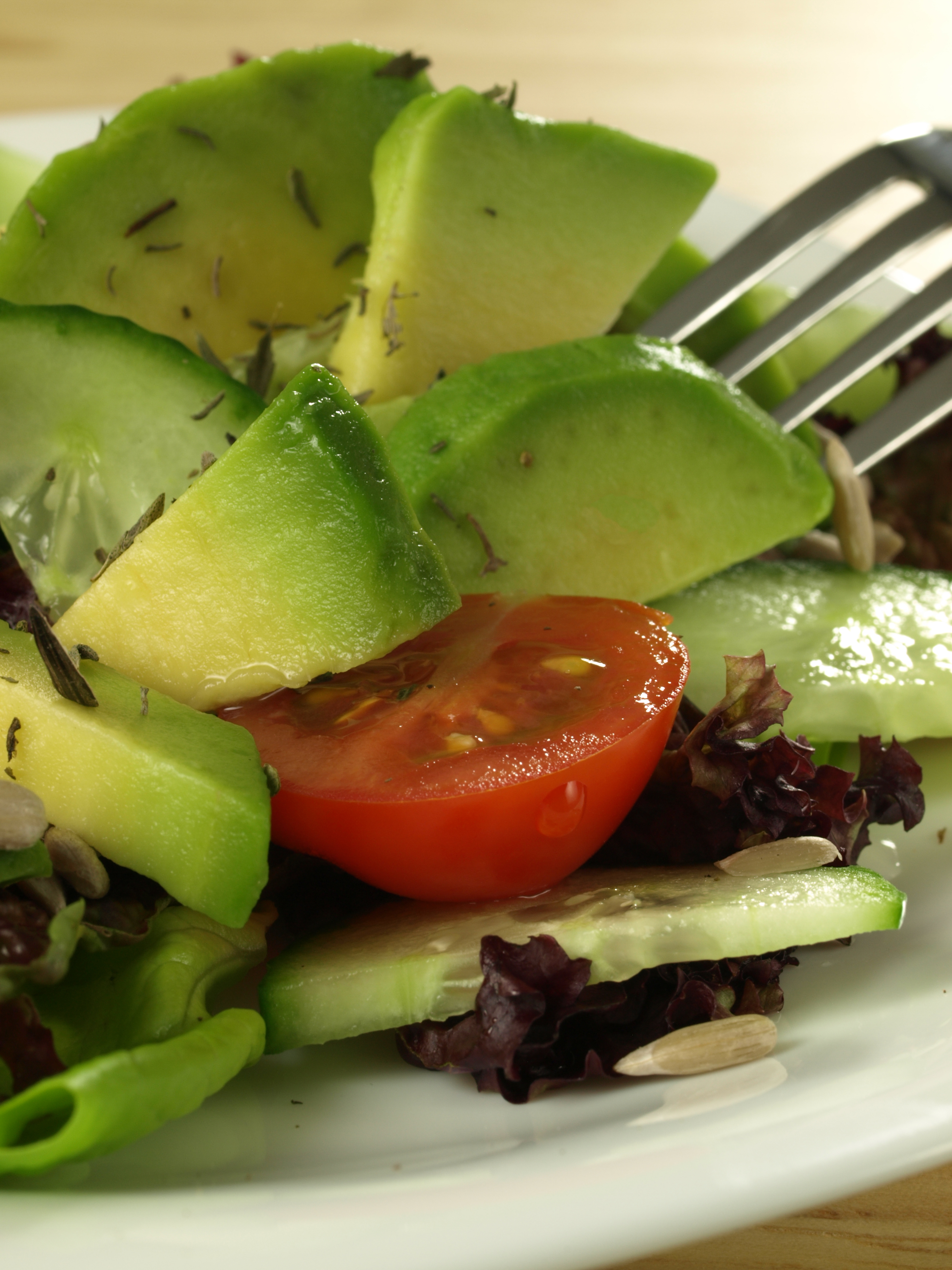 Ensalada con aguacate y semillas de sésamo