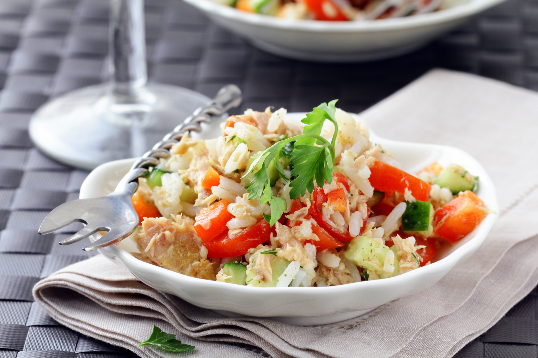 Ensalada de arroz blanco y atún