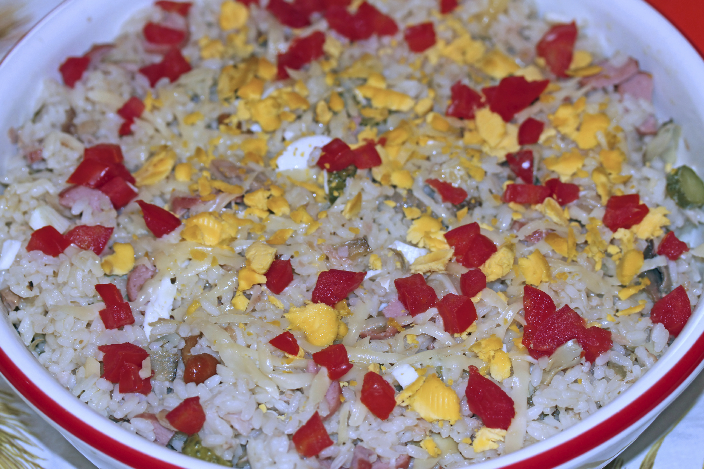 Ensalada de arroz, bonito, anchoas y huevos duros