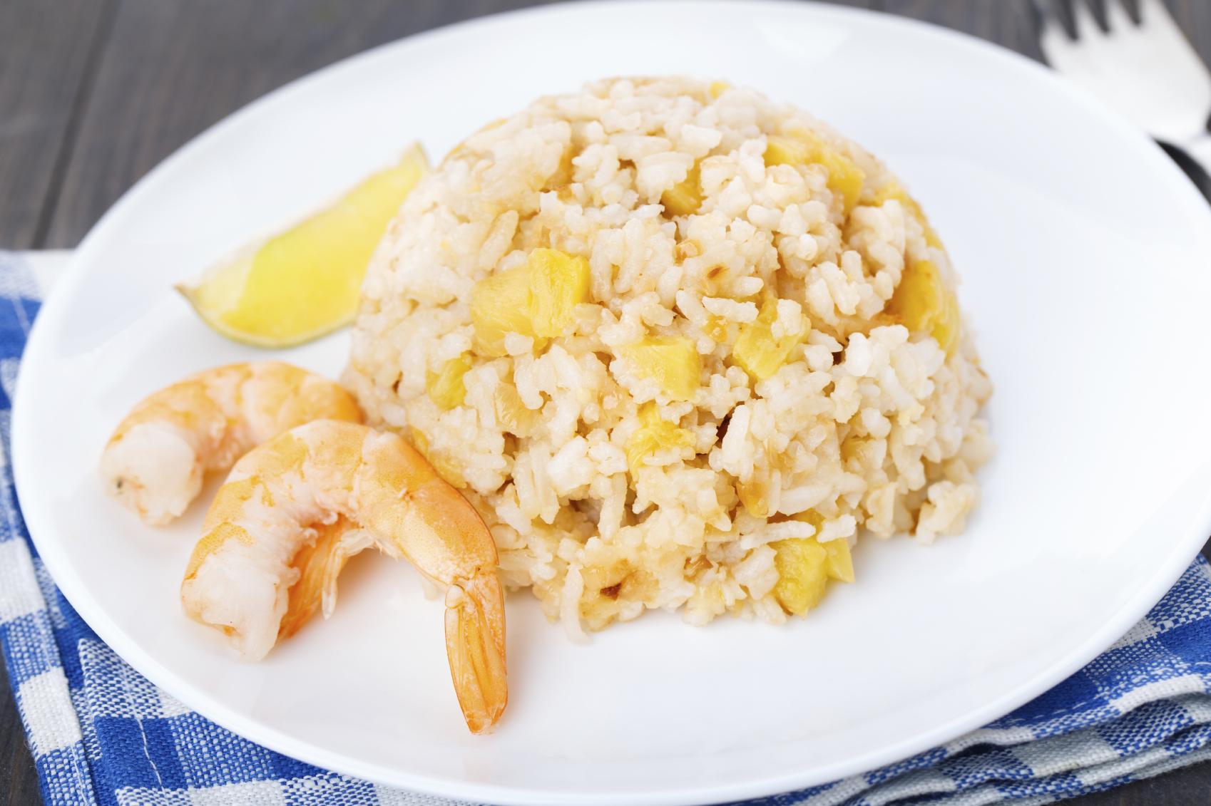 Ensalada de arroz, gambas y piña