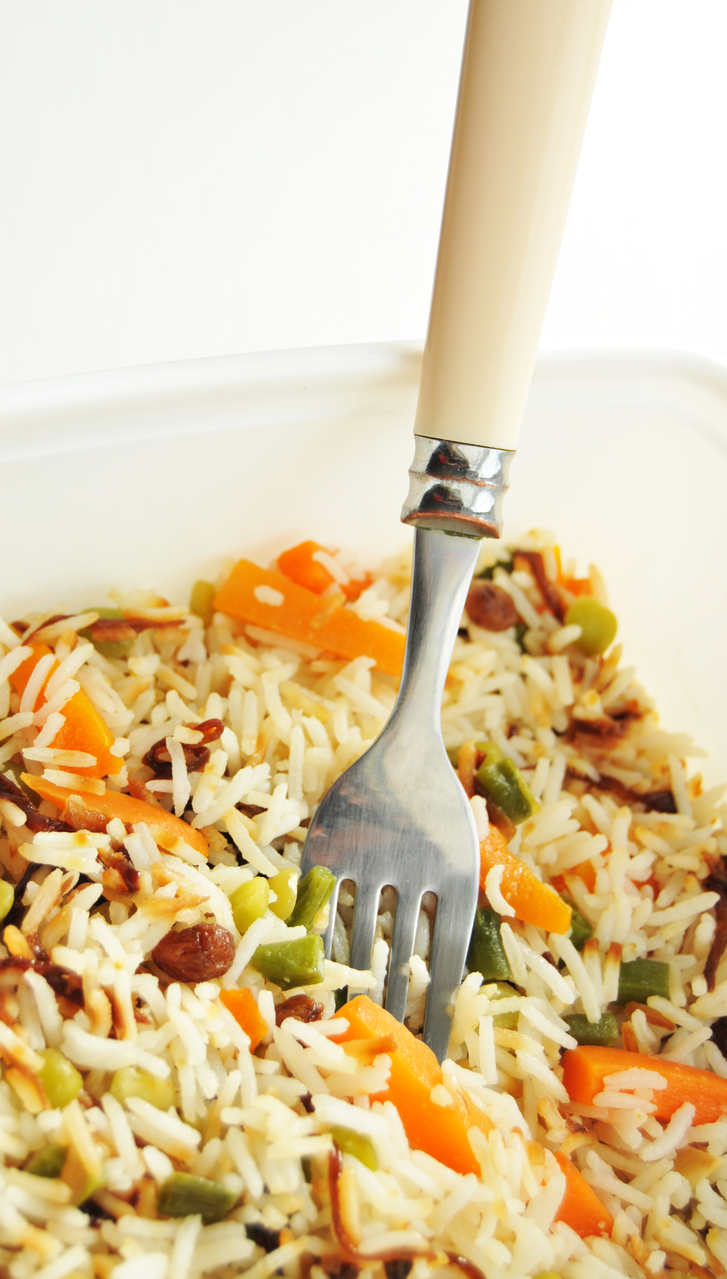 Ensalada de arroz, pasas y pollo