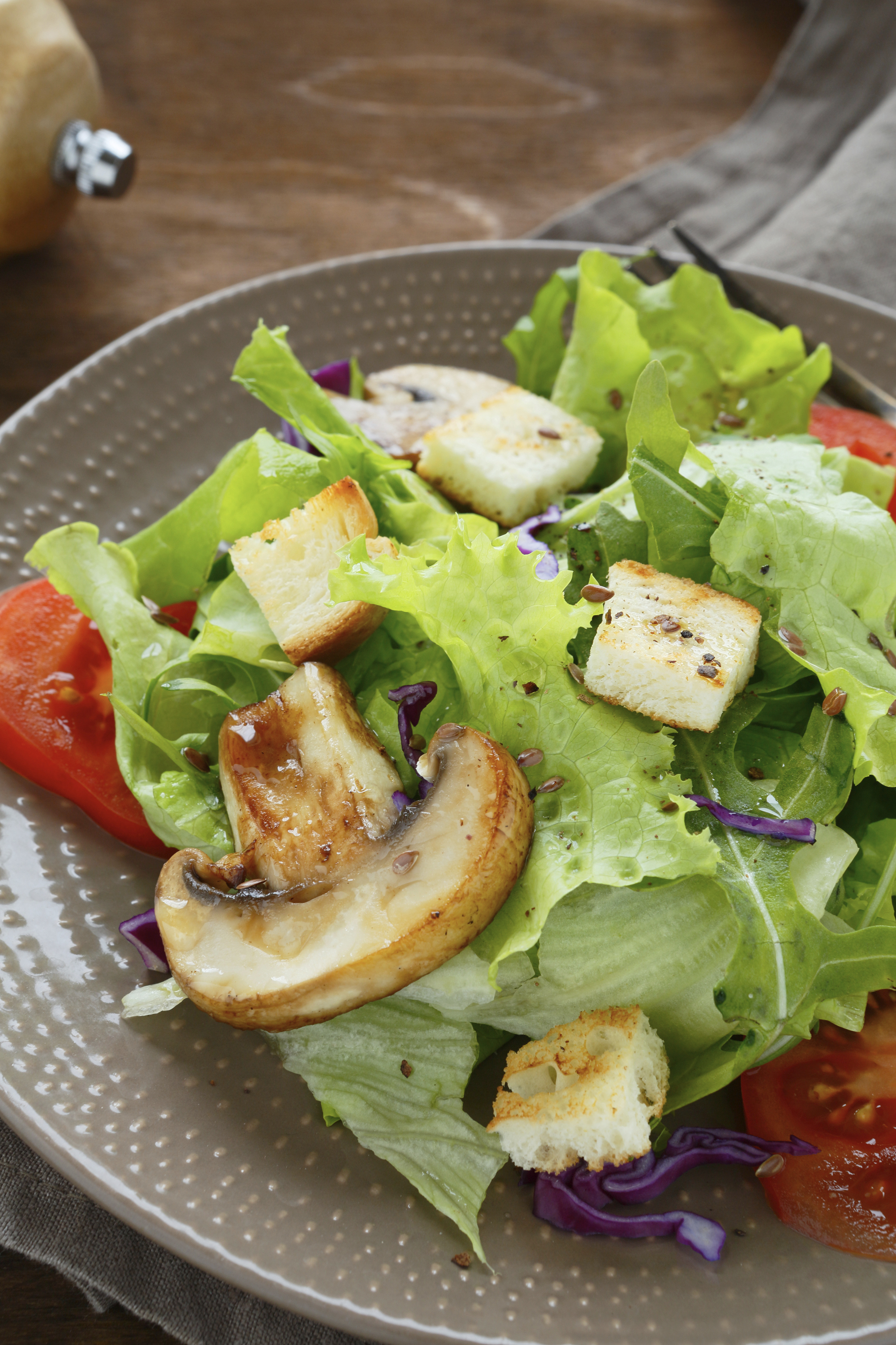 Ensalada con champiñones y pan tostado