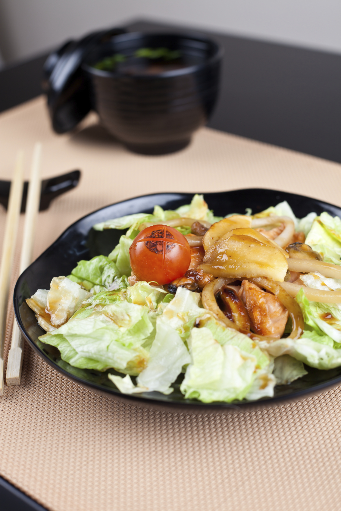 Ensalada con mejillones y salmón