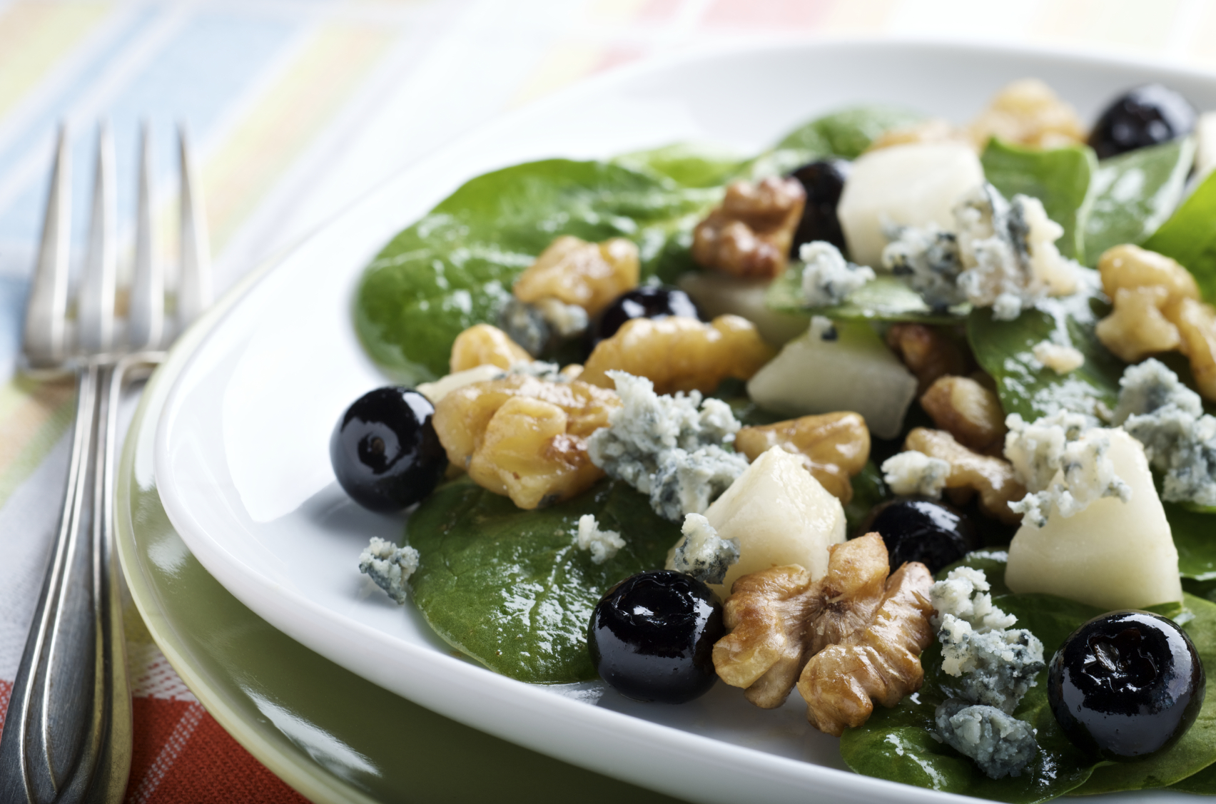 Ensalada de espinacas y arándaros con queso feta