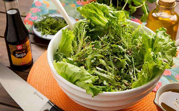 Ensalada de lechuga, berritos y escarola con vinagreta de anís y pipas tostadas