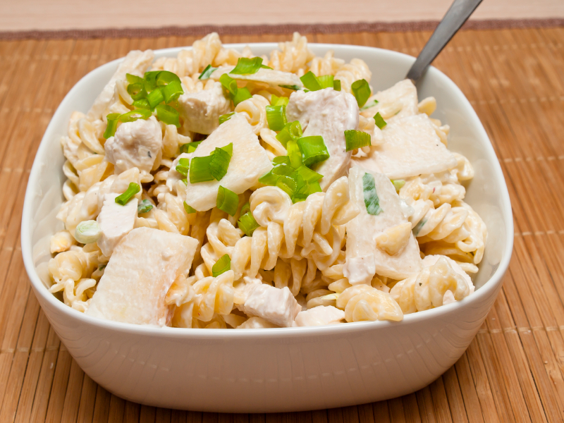 Ensalada de pasta y pollo con aliño de yogur