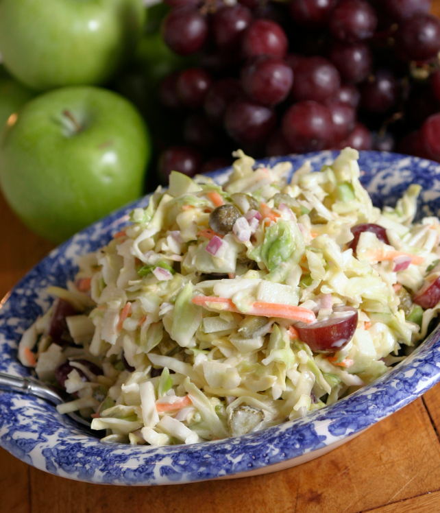 Ensalada de repollo, zanahorias y manzana con aliño de yogur