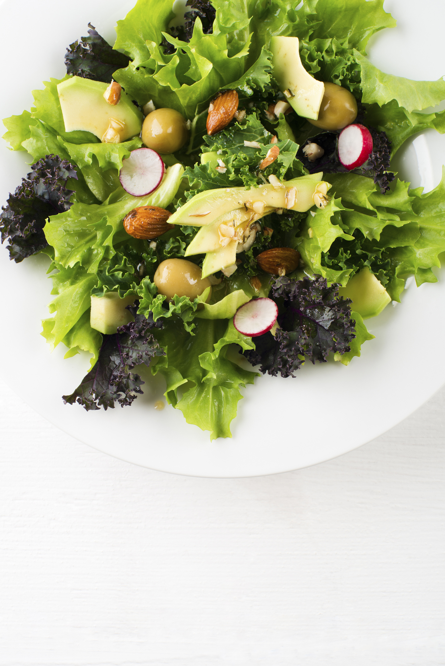 Ensalada de escarola, almendras y rábano