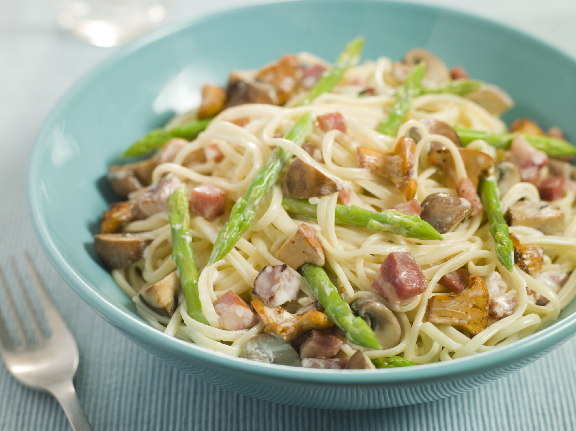 Ensalada de espagueti con espárragos y setas