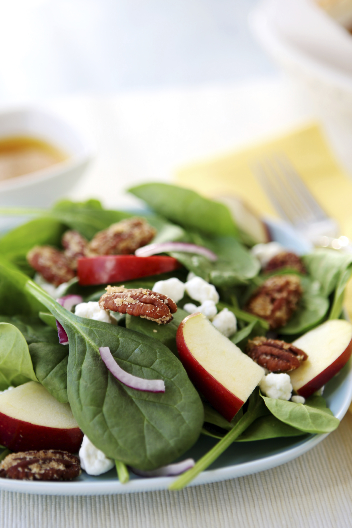 Ensalada de espinacas tiernas con manzana, albaricoques y semillas