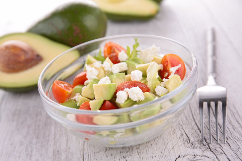 Ensalada espiral con aguacate, queso y tomate