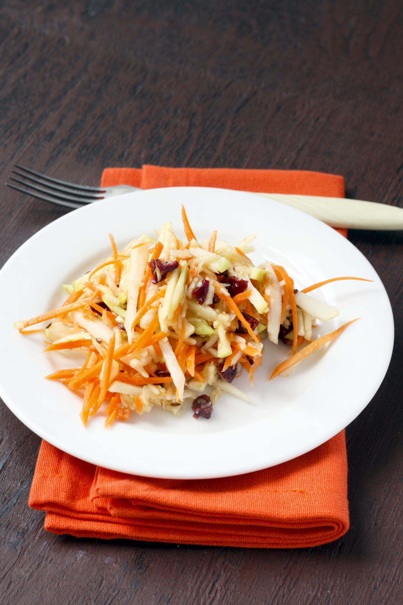 Ensalada fresca con zanahoria y frutas