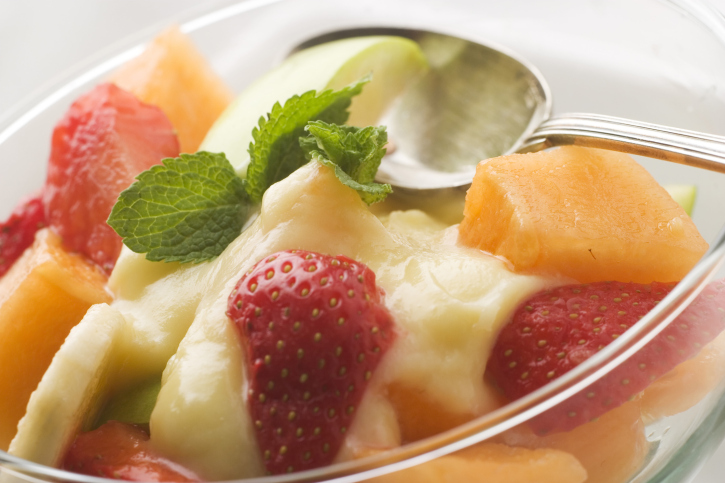Macedonia de frutas con sorbete de naranja