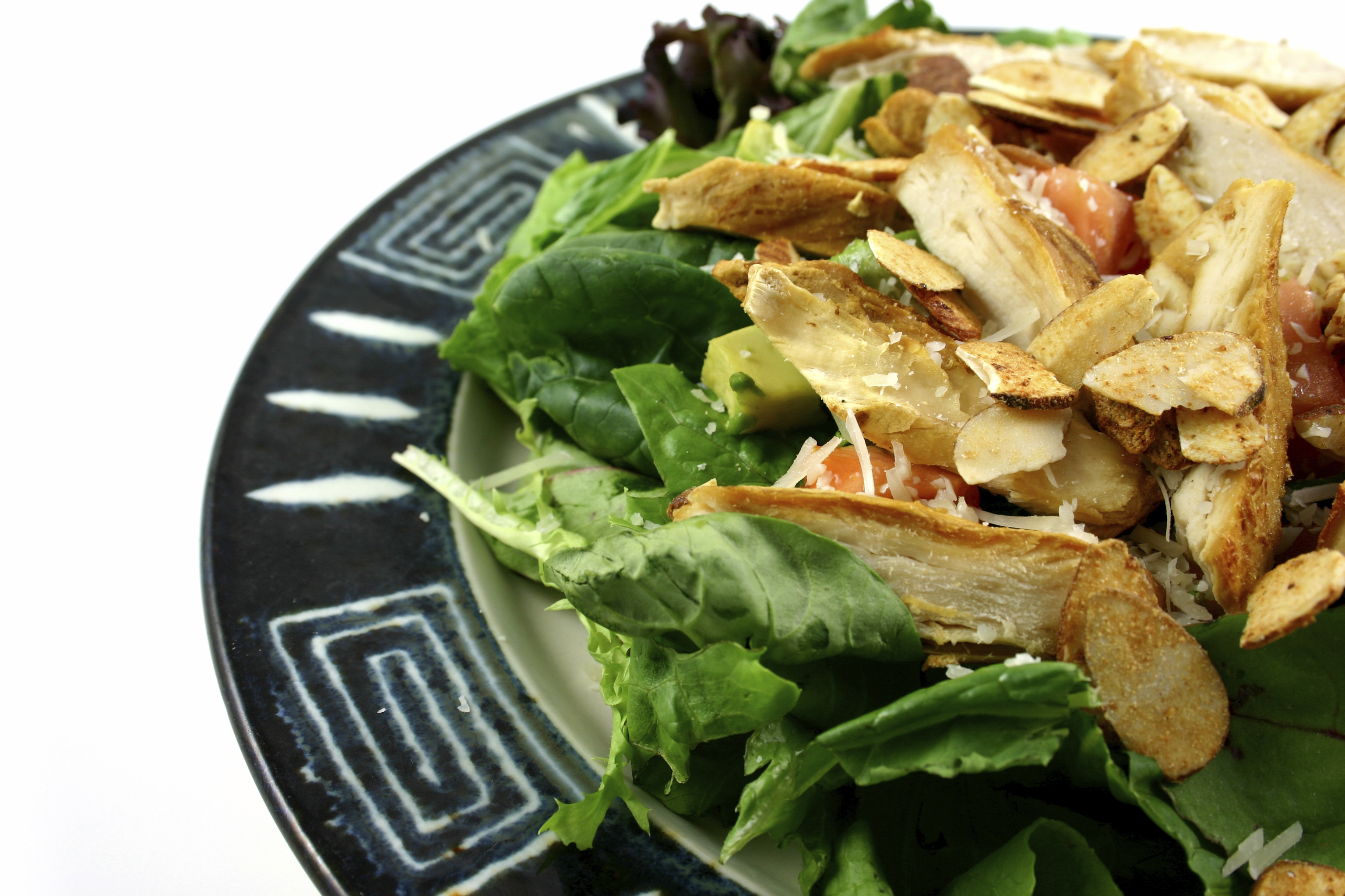 Ensalada de pollo con almendras y aguacate 