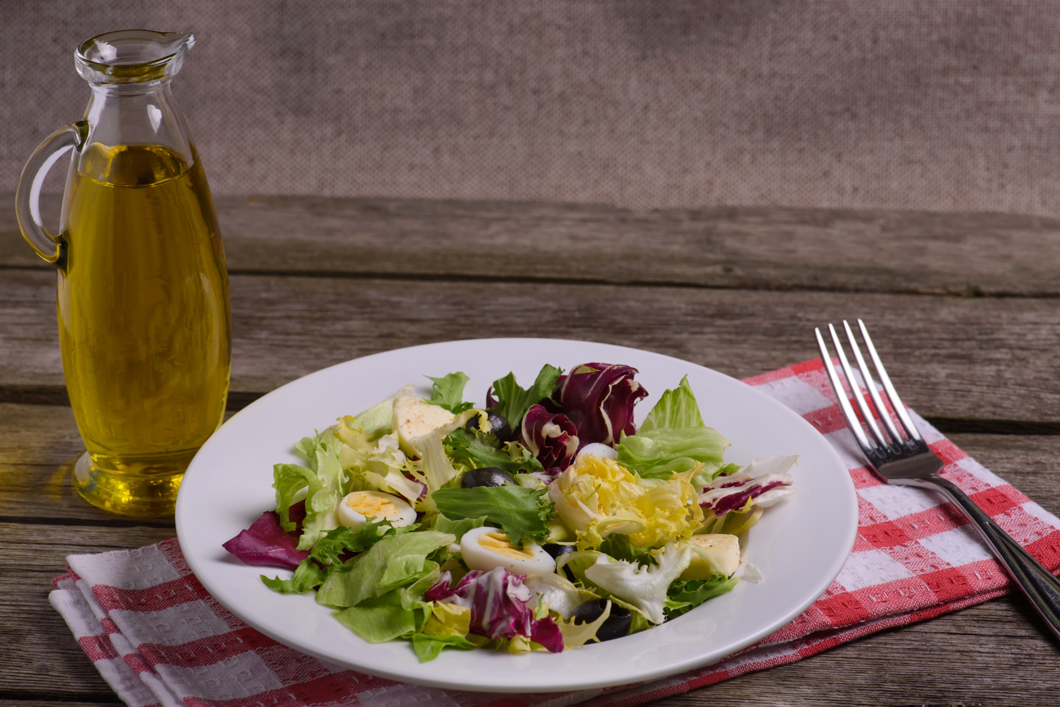 Ensalada  con gorgonzola y huevitos de codorniz