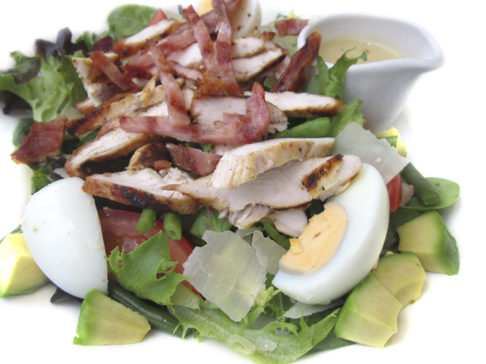 Ensalada de pollo y bacon con aguacate