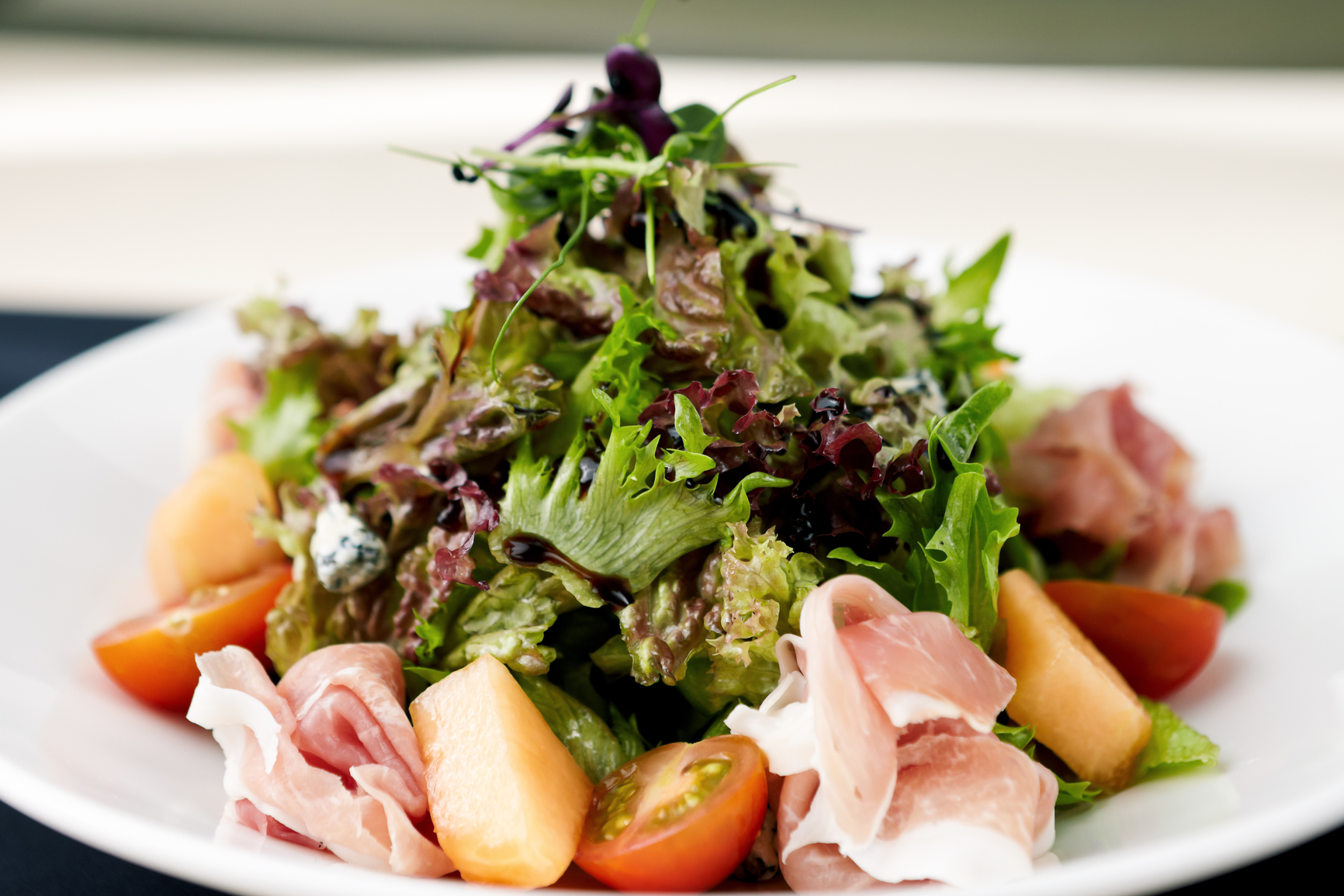 Ensalada con jamón Ibérico, melón y nueces