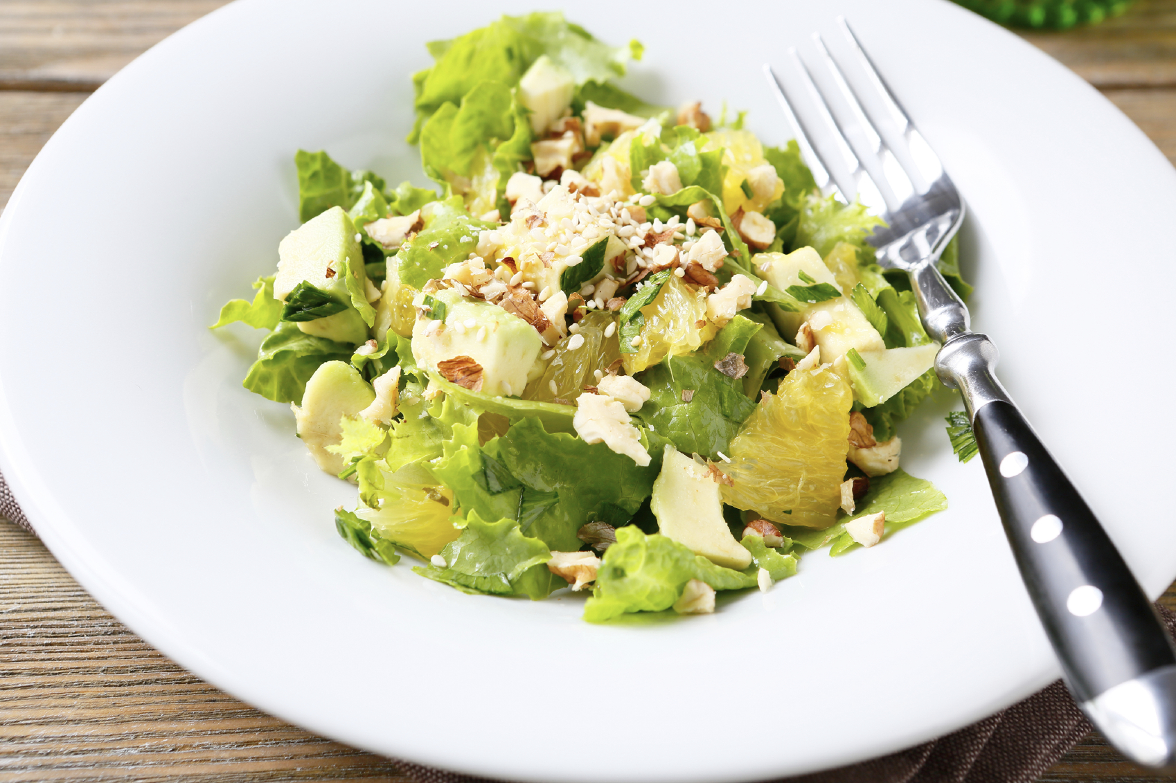 Ensalada de lechuga con aguacates, naranja y nueces