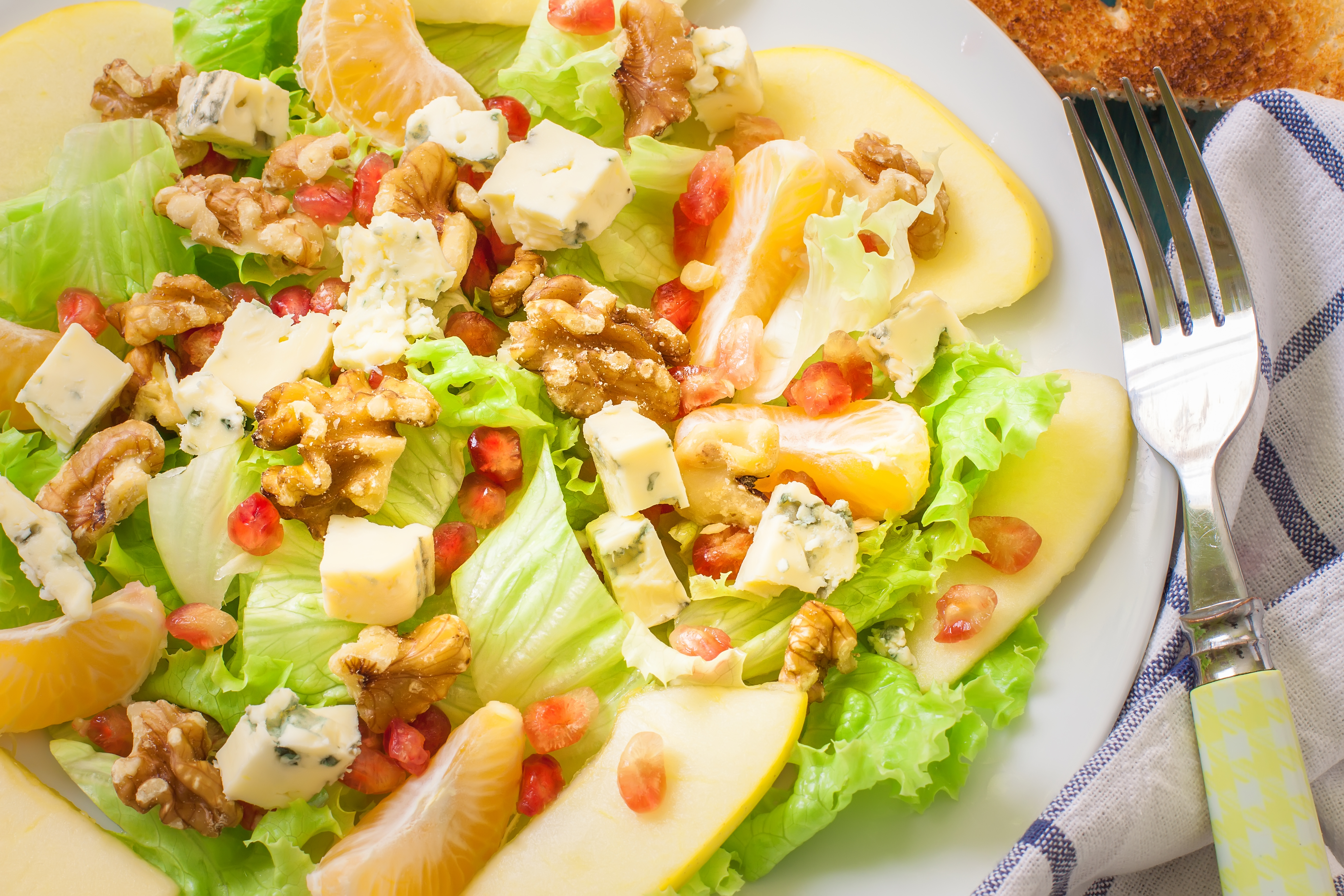 Ensalada de lechuga con frutas, queso azul y nueces