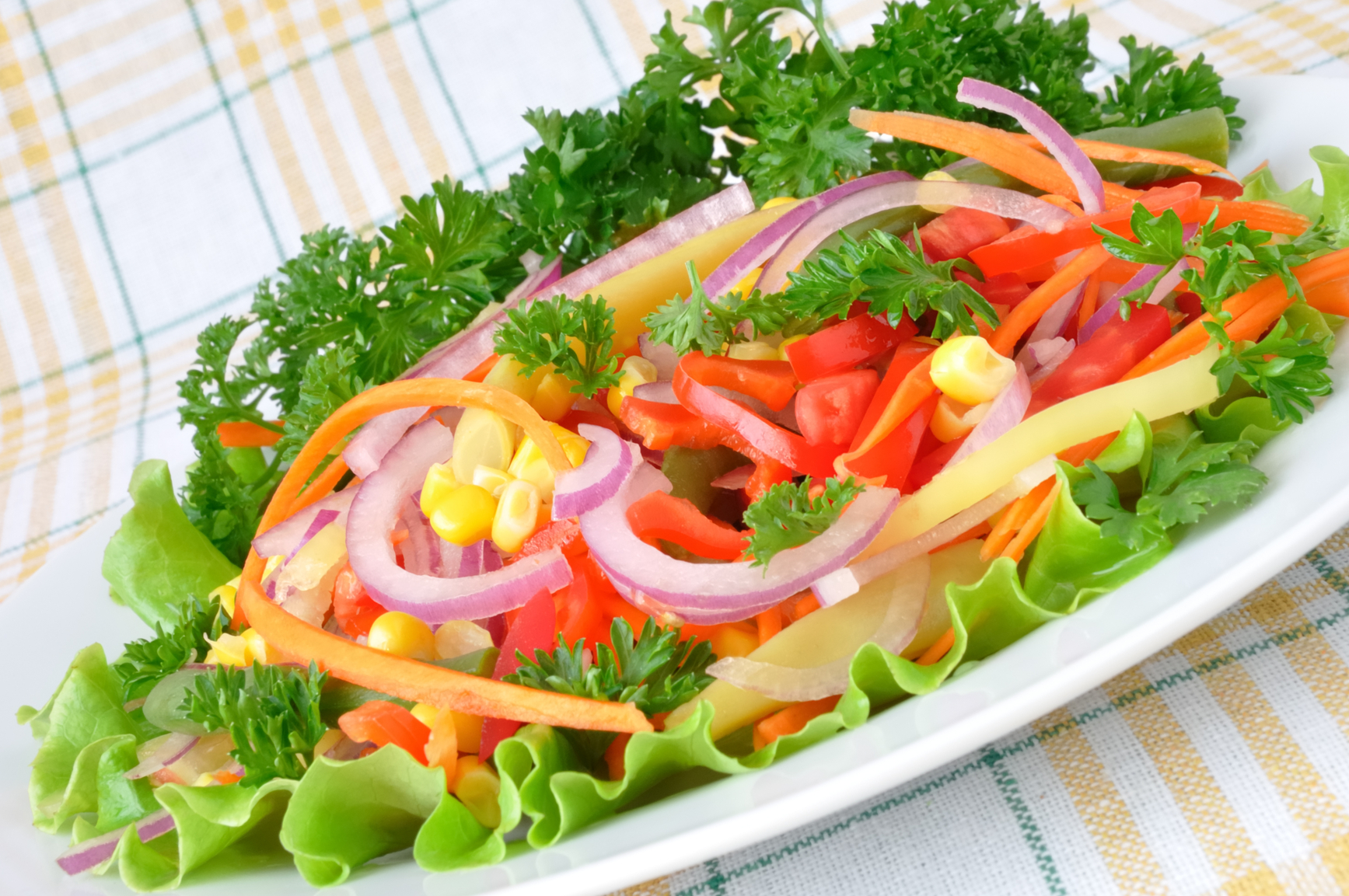 Ensalada de lechuga, tomate, zanahorias y maíz