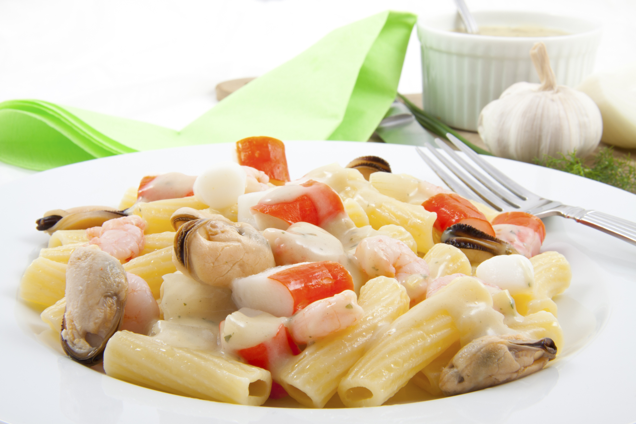 Ensalada de macarrones con palitos de cangrejo