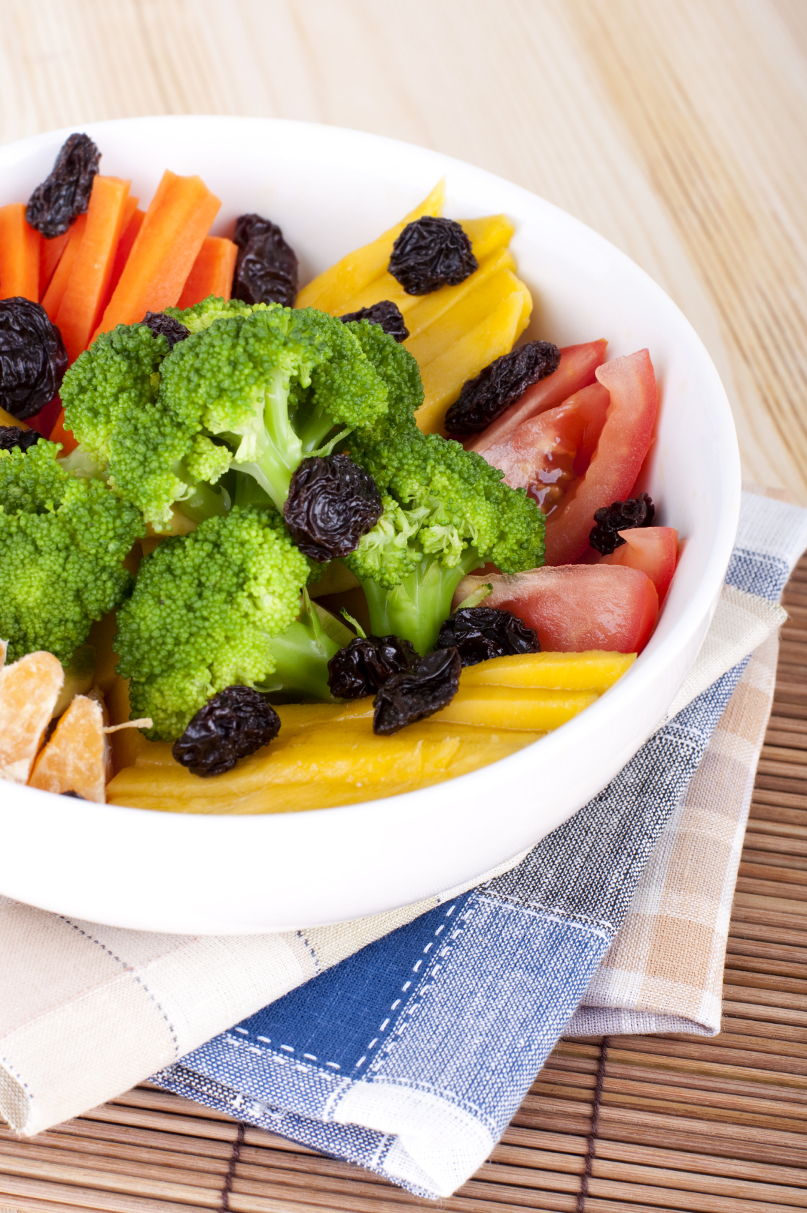 Ensalada con mango, uvas pasas y brócoli