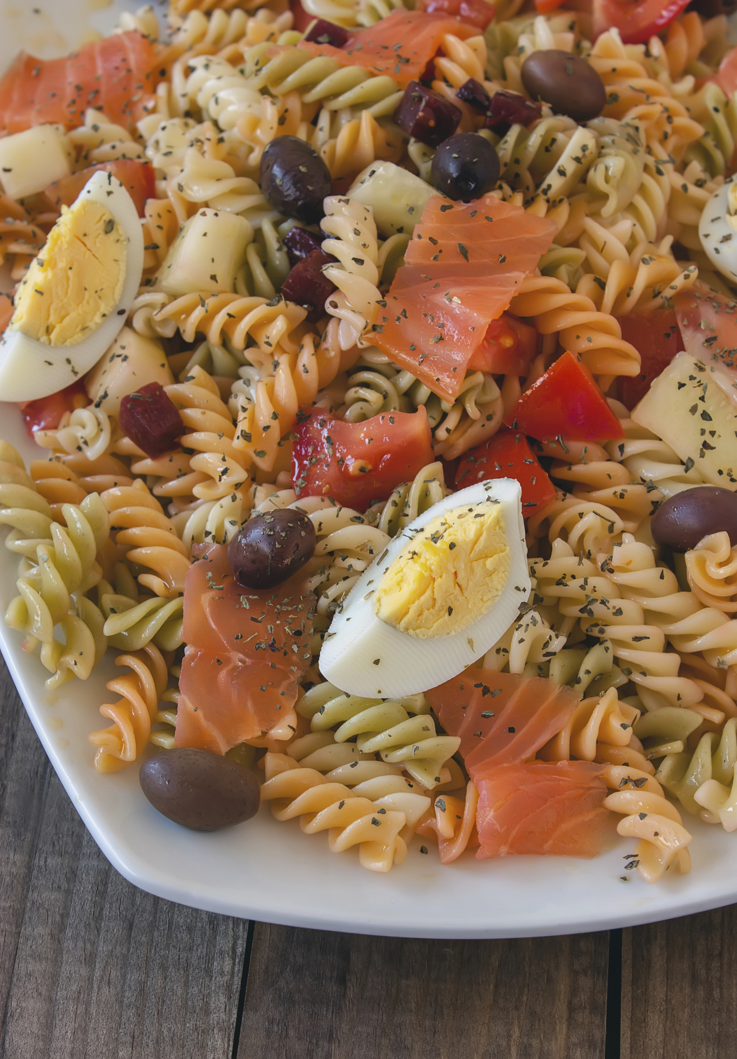 Ensalada mediterránea con pasta tricolor