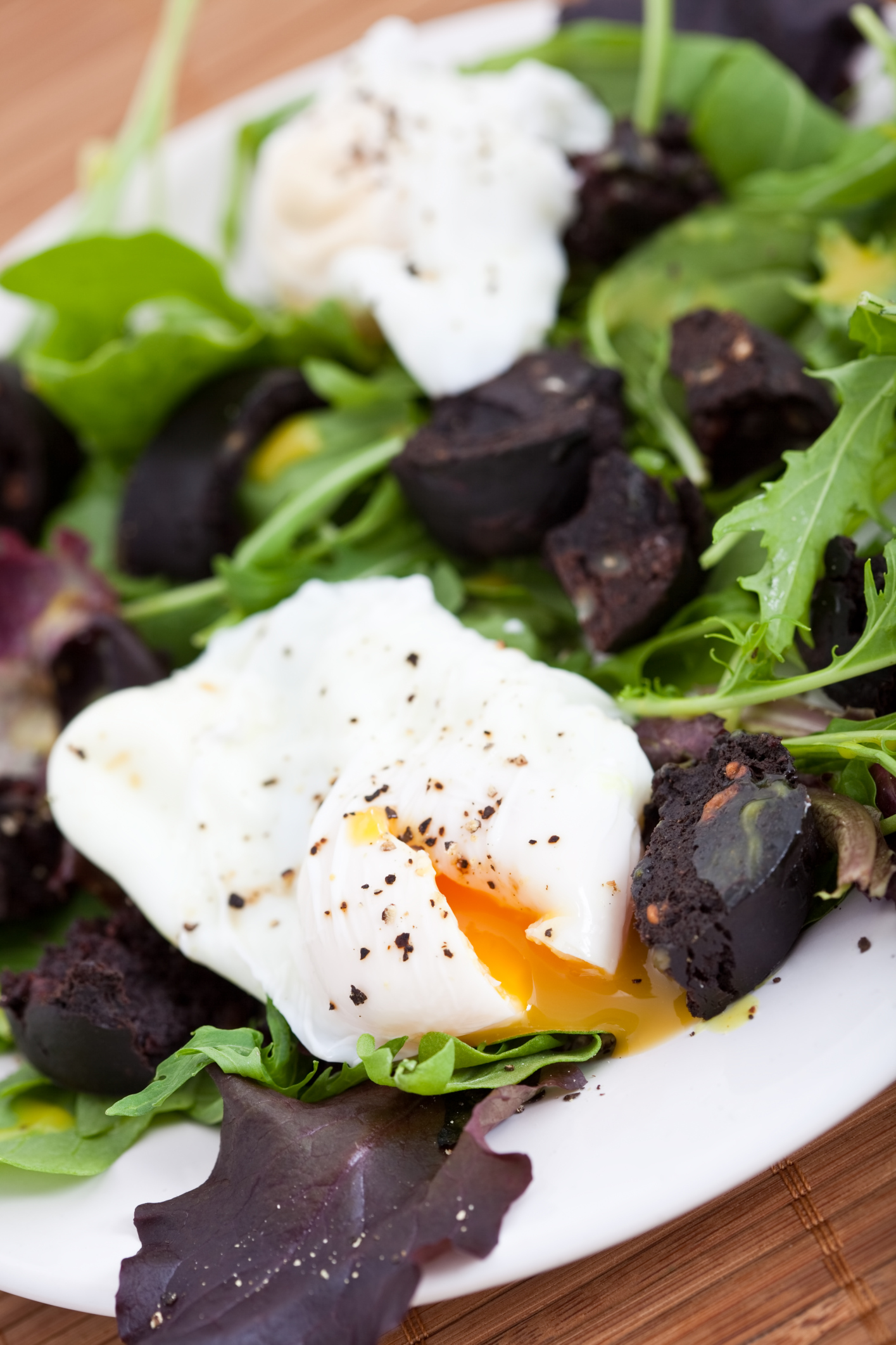 Ensalada de morcilla de Burgos con huevos escalfados