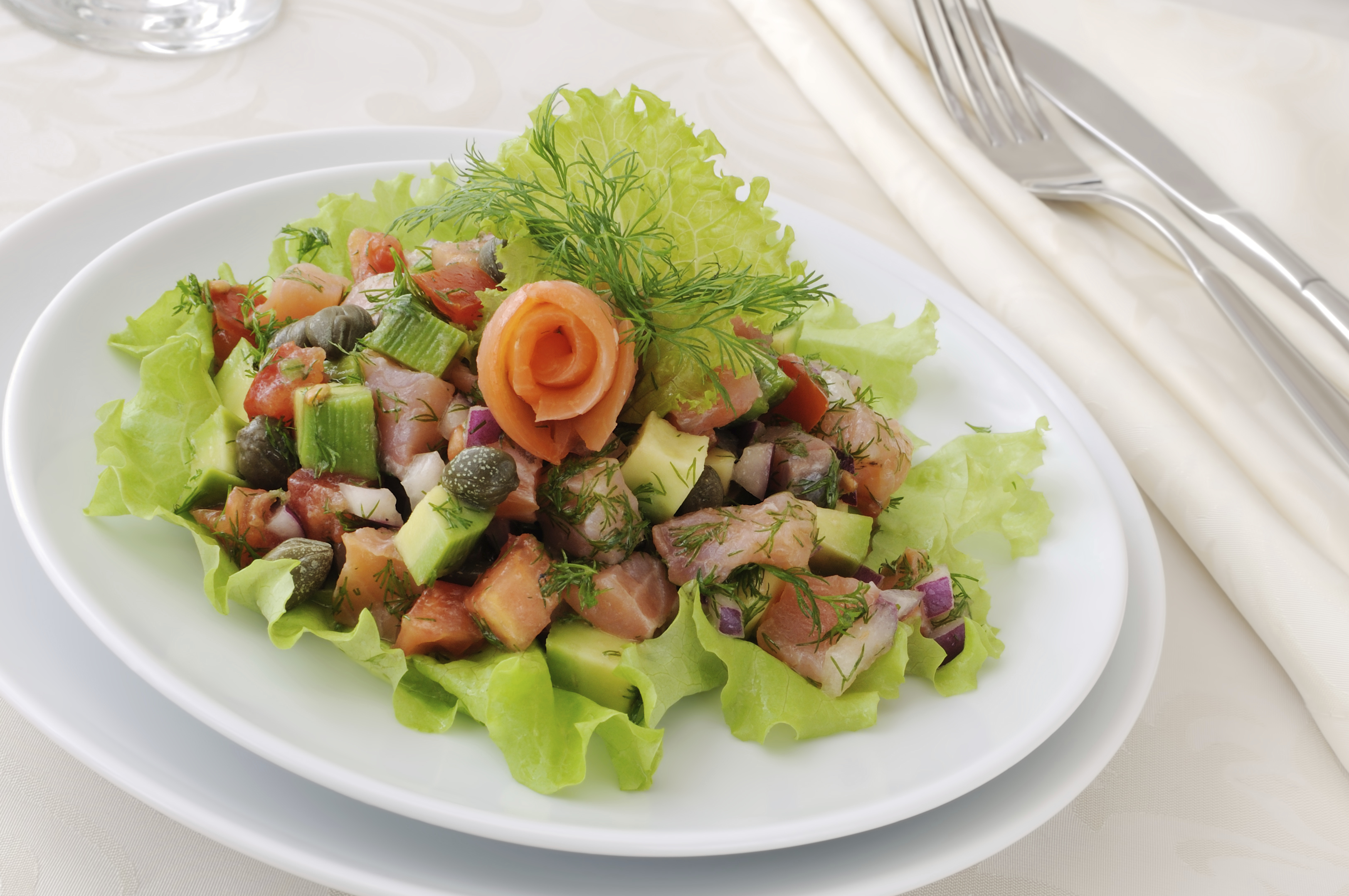 Ensalada de aguacate, salmón y alcaparras