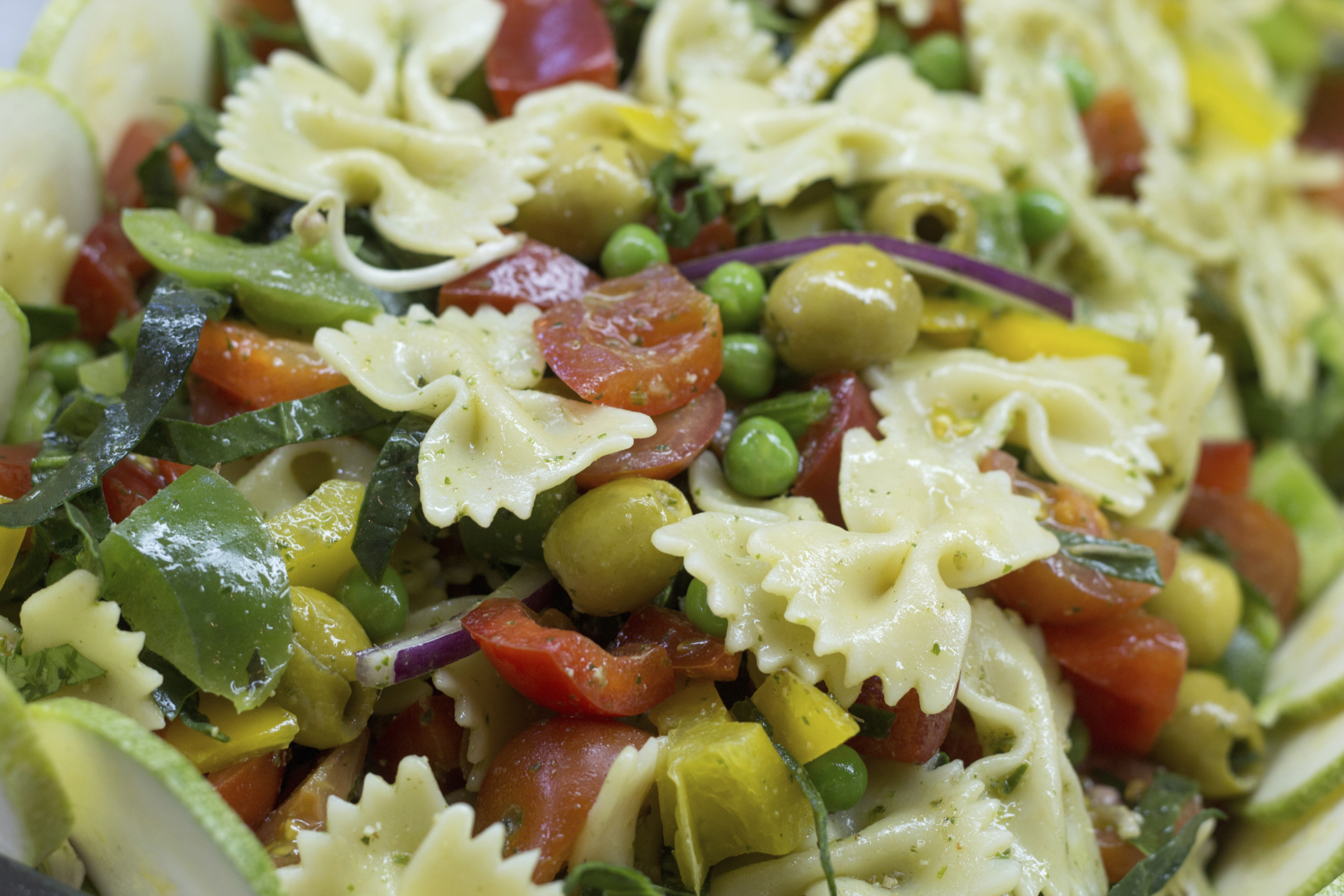 Ensalada de pasta con guisantes y queso