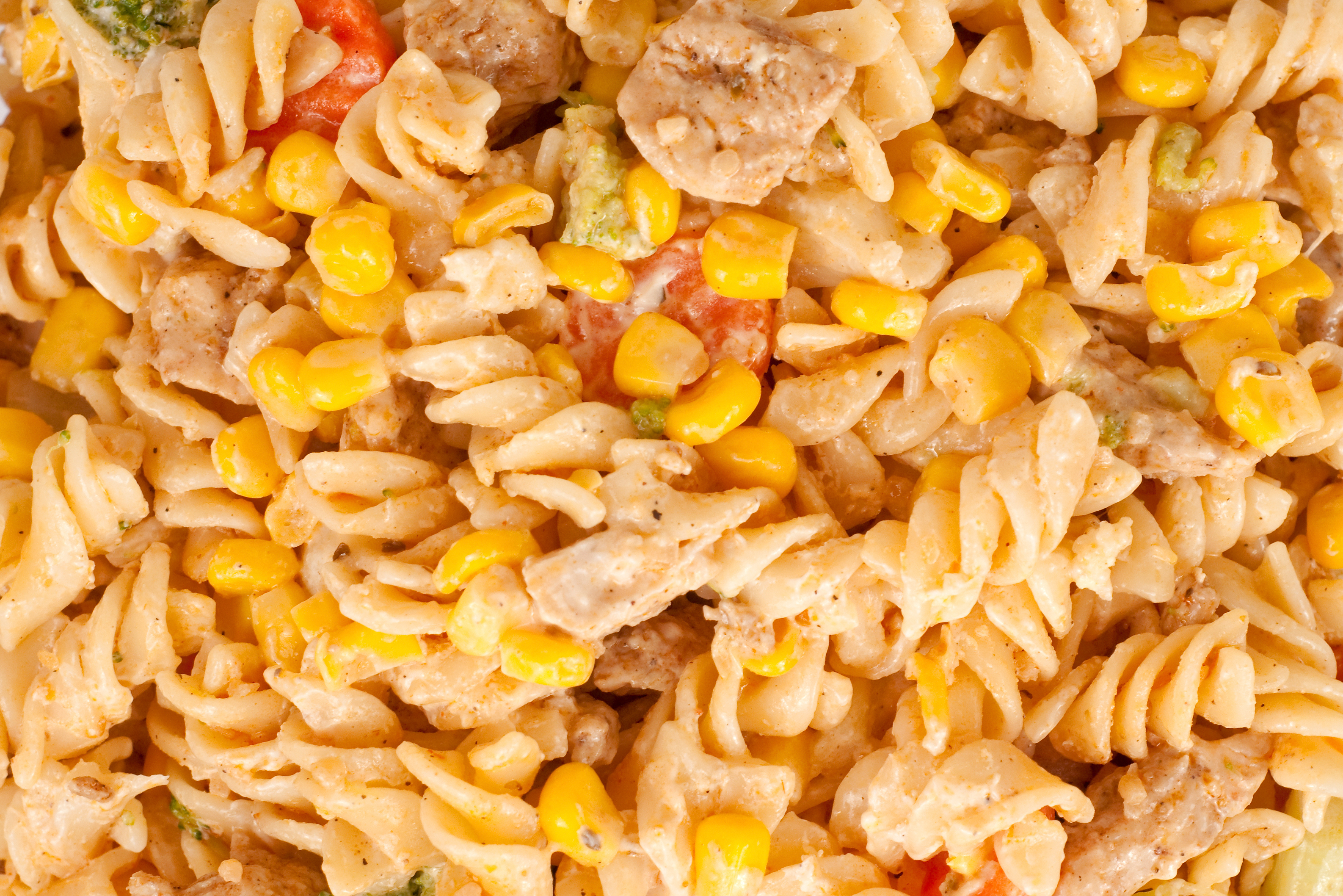 Ensalada de pasta con pollo fría