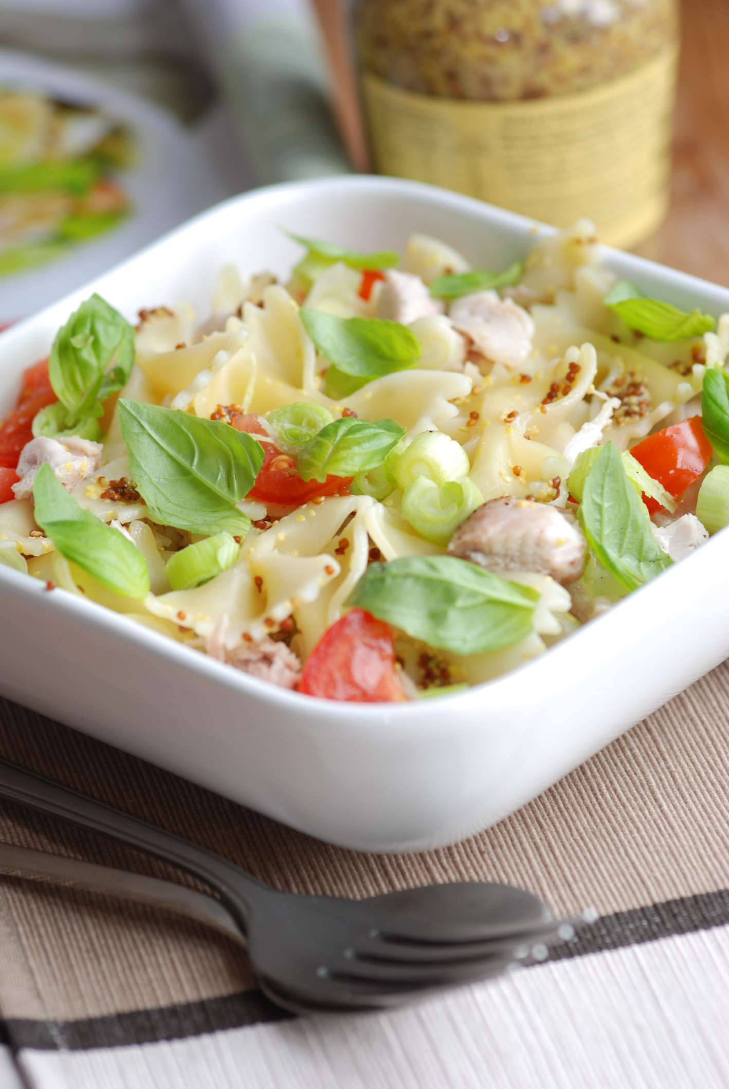 Ensalada de pasta con pollo, mango y aceitunas