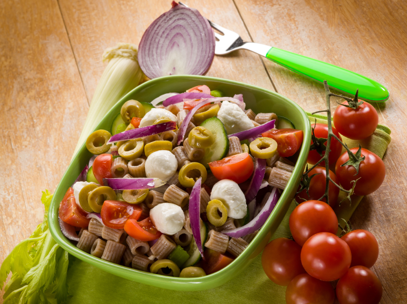 Ensalada de pasta con tomates cherry